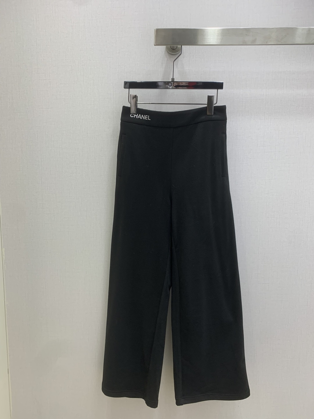 NO:667333,Highly recommend CHA*2025 new autumn and winter embroidered casual wide-leg trousers. Both colors are excellent. Not picky about body shape requirements. The upper body is particularly great!  The style of matching is also very versatile. Exquisite advanced customization. The texture of the textured fabric is awesome. Retro and elegant. The upper body is cool and handsome, age-reducing and fashionable. Two colors. SML code. High quality ABC,, 19860909强烈推荐 CHA*2025秋冬新款 刺绣休闲阔腿长裤 两色都很优秀 不挑剔身形要求 上身特别赞！搭配的风格也很通吃 精致高级定制 富有肌理感的面料质感超赞 复古优雅 上身酷帅减龄时髦精 两个色 SML码 高品质ABC,, ,Women's clothing