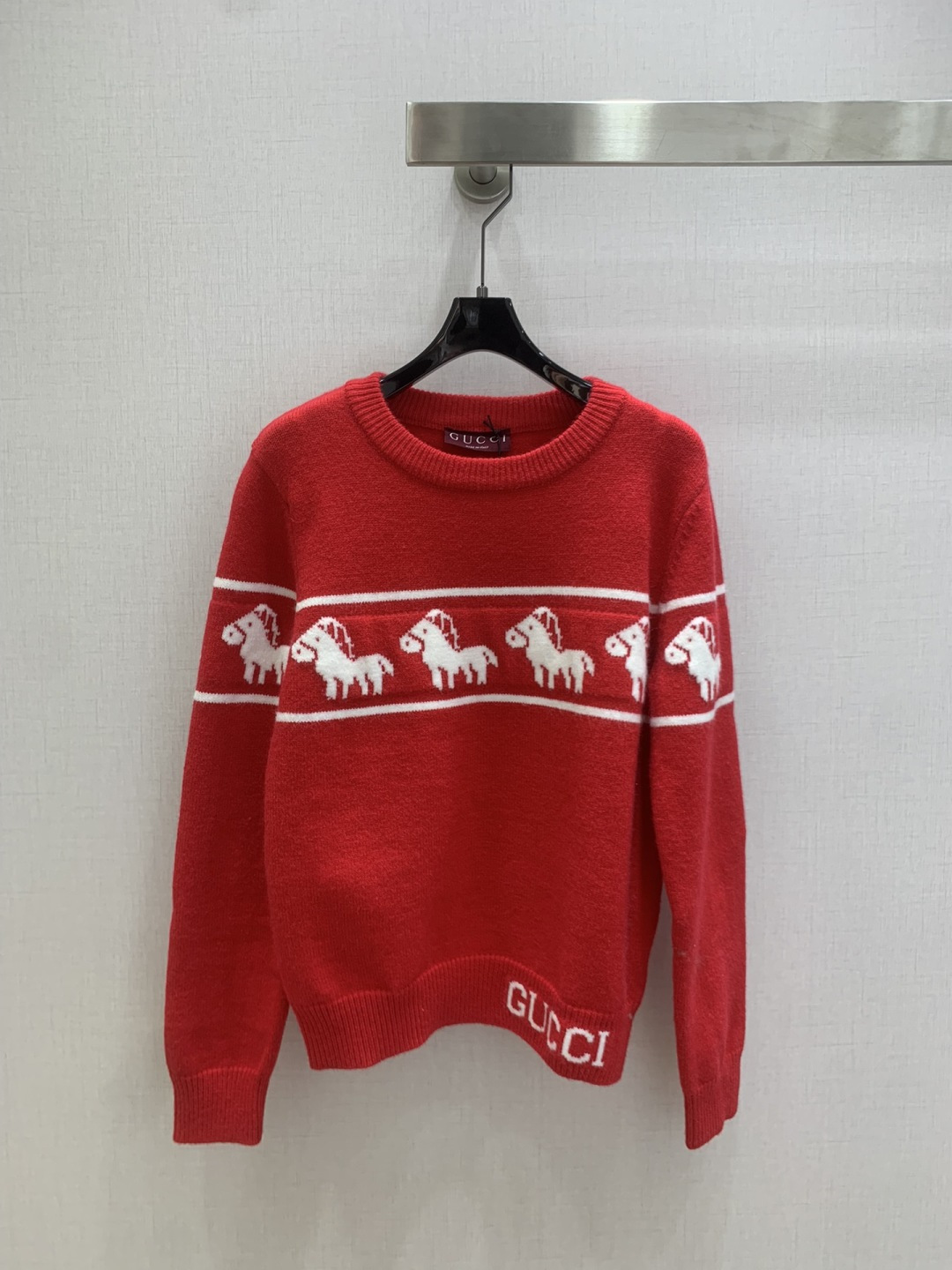 NO:667336,Highly recommended GUC*2025 new autumn and winter pony letter pullover sweater wool, delicate and soft texture. Classic age-reducing item!  The pattern doesn’t make your upper body look slimmer!  A perfect item that Bai Fumei must buy. The texture is superb and the workmanship is perfect!  Grab the spot now and get the big orders!  Two colors SML code high quality ABC,,gucci,sweaters, 19860909强烈推荐 GUC*2025秋冬新款 小马字母套头毛衣 羊毛 质感细腻软糯.经典减龄单品！版型不挑人上身巨显瘦！白富美必收的完美单品.质感超赞完美做工品质！现货开抢 大单子甩过来！两个色 SML码 高品质ABC,,gucci,sweaters, ,Women's clothing