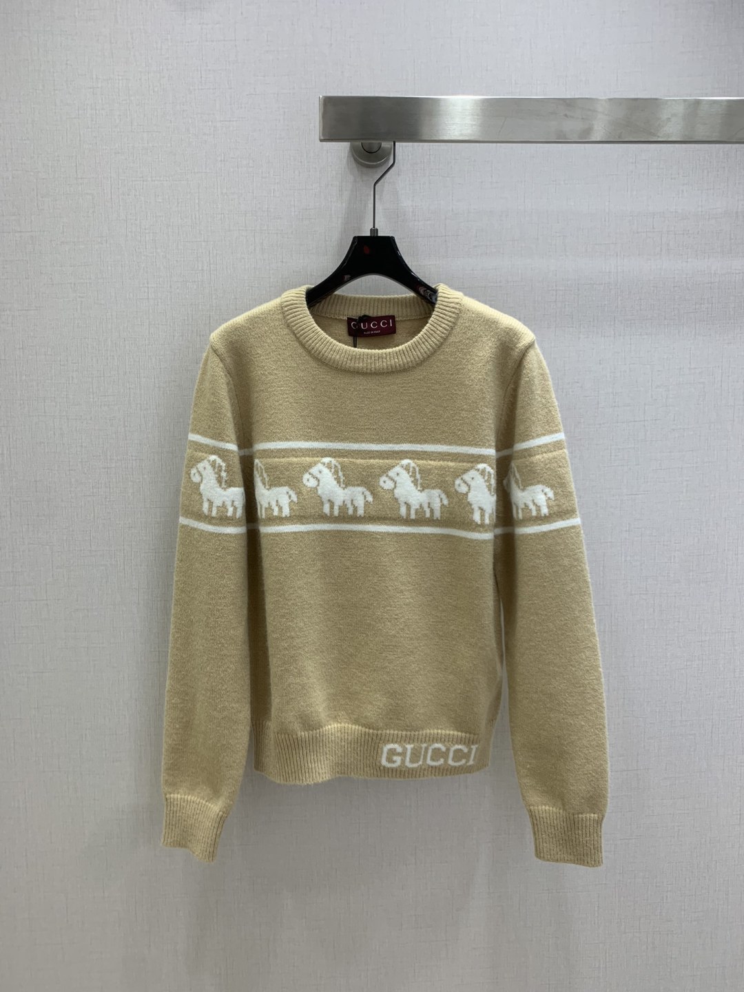 NO:667317,Highly recommended GUC*2025 new autumn and winter pony letter pullover sweater wool, delicate and soft texture. Classic age-reducing item!  The pattern doesn’t make your upper body look slimmer!  A perfect item that Bai Fumei must buy. The texture is superb and the workmanship is perfect!  Grab the spot now and get the big orders!  Two colors SML code high quality ABC,,gucci,sweaters, 19860909强烈推荐 GUC*2025秋冬新款 小马字母套头毛衣 羊毛 质感细腻软糯.经典减龄单品！版型不挑人上身巨显瘦！白富美必收的完美单品.质感超赞完美做工品质！现货开抢 大单子甩过来！两个色 SML码 高品质ABC,,gucci,sweaters, ,Women's clothing