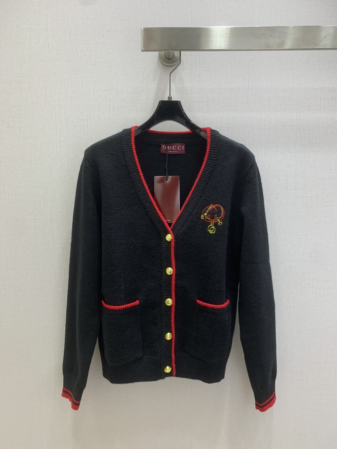 NO:667319,Highly recommended GUC* 2025 new autumn and winter contrasting cardigan sweater jacket wool with delicate and soft texture. A classic age-reducing item!  The pattern doesn’t make your upper body look slimmer!  A perfect item that Bai Fumei must buy. The texture is superb and the workmanship is perfect!  Grab the spot now and get the big orders!  Two colors SML code high quality ABC,,gucci,jackets & coats,sweaters, 19860909强烈推荐 GUC*2025秋冬新款 撞色开衫毛衣外套 羊毛 质感细腻软糯.经典减龄单品！版型不挑人上身巨显瘦！白富美必收的完美单品.质感超赞完美做工品质！现货开抢 大单子甩过来！两个色 SML码 高品质ABC,,gucci,jackets & coats,sweaters, ,Women's clothing