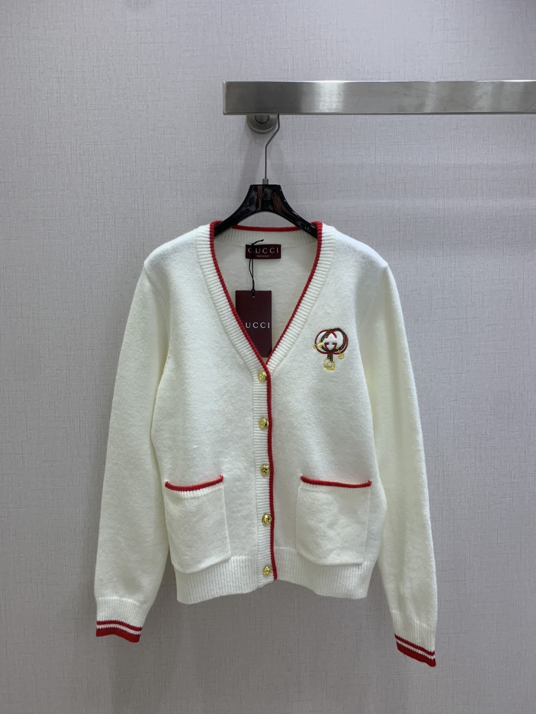 NO:667326,Highly recommended GUC* 2025 new autumn and winter contrasting cardigan sweater jacket wool with delicate and soft texture. A classic age-reducing item!  The pattern doesn’t make your upper body look slimmer!  A perfect item that Bai Fumei must buy. The texture is superb and the workmanship is perfect!  Grab the spot now and get the big orders!  Two colors SML code high quality ABC,,gucci,jackets & coats,sweaters, 19860909强烈推荐 GUC*2025秋冬新款 撞色开衫毛衣外套 羊毛 质感细腻软糯.经典减龄单品！版型不挑人上身巨显瘦！白富美必收的完美单品.质感超赞完美做工品质！现货开抢 大单子甩过来！两个色 SML码 高品质ABC,,gucci,jackets & coats,sweaters, ,Women's clothing