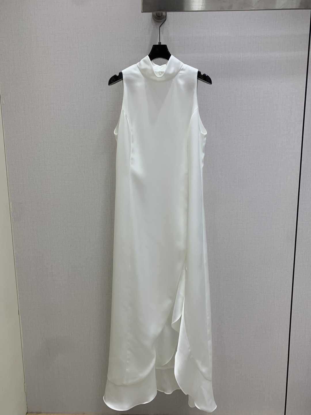 NO:667313,Highly recommended CHA*2025 new autumn and winter slit halter neck dress  Customized YB imported silk material, light and comfortable texture, elegant and light, cut-shoulder halterneck dress, long skirt makes the figure taller and taller, slit on one side of the skirt, fungus wavy lace processing, matching the line of the legs when walking, swaying and charming, double C imprinted round buckles on the back neckline, highlighting the style, very sweet atmosphere. A must-have eye-catching outfit for vacation dates. One color SML code  High quality ABC,,skirts, 19860909强烈推荐 CHA*2025秋冬新款 开衩挂脖连衣裙 定制YB进口丝绸材质,质地轻薄舒适,飘逸轻盈,挖肩挂脖连衣裙剪裁,长款裙身更显身姿挺拔高挑,裙边单侧开衩,木耳波浪花边处理,配合行走迈开时腿部线条,摇曳生姿更显妩媚风情,后领口双C印刻圆扣固定,凸显格调,极具甜美气息.度假约会必备亮眼穿搭.一个色 SML码 高品质ABC,,skirts, ,Women's clothing