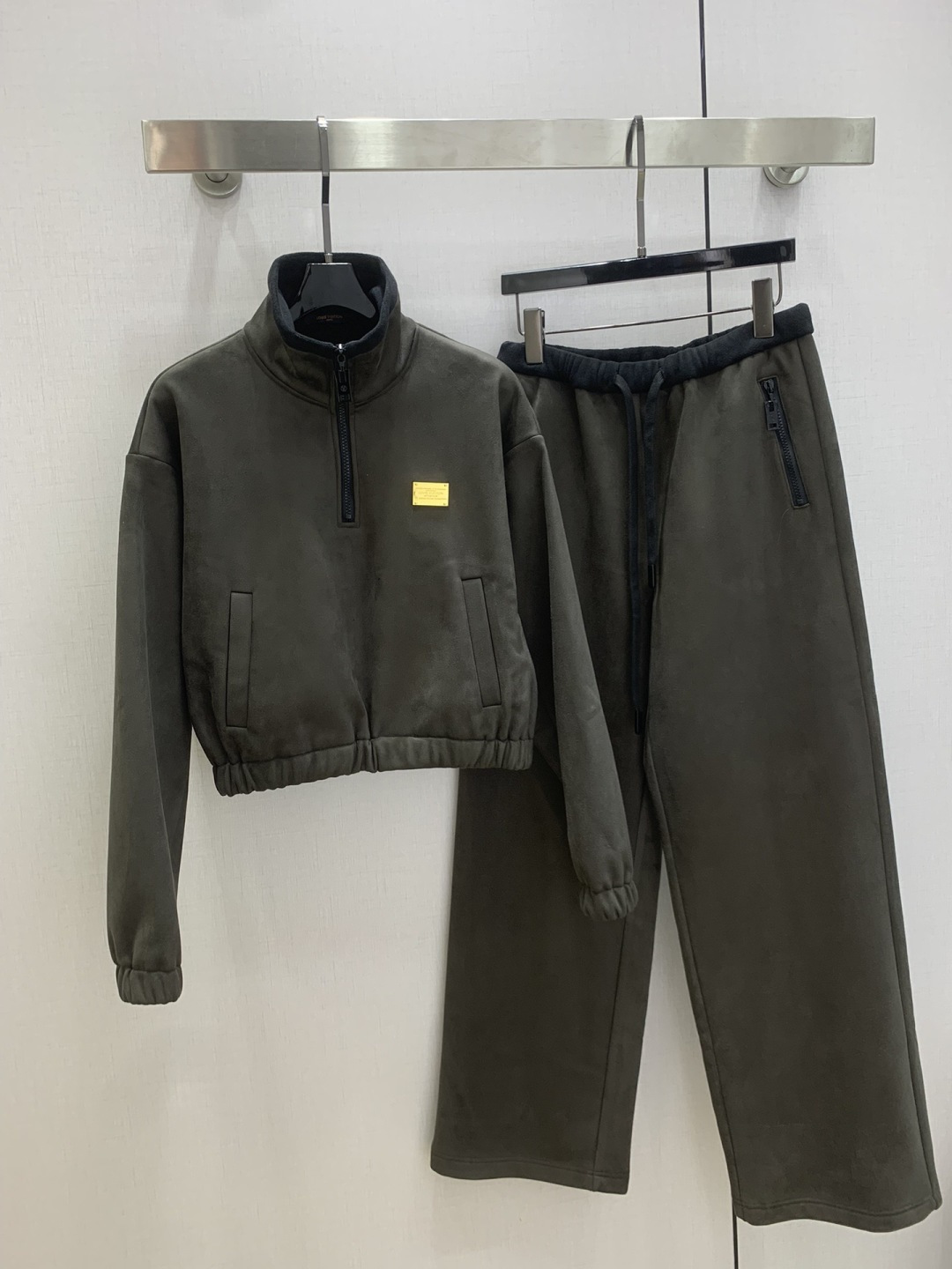 NO:667321,Highly recommend LV*2025 new autumn and winter half-zip metal trousers suit. The upper body will be slimmer and more fashionable. It is a retro and elegant piece. A wardrobe must-have!  The quality of workmanship depends on the details. One color SML code, high quality ABC, Louis Vuitton, Alexander Wang19860909强烈推荐 LV*2025秋冬新款 半拉链金属长裤套装 上身显瘦又提升时髦度,复古优雅气质单品.衣橱必备！做工品质看细节.一个色 SML码 高品质ABC,,louis vuitton, ,Women's clothing