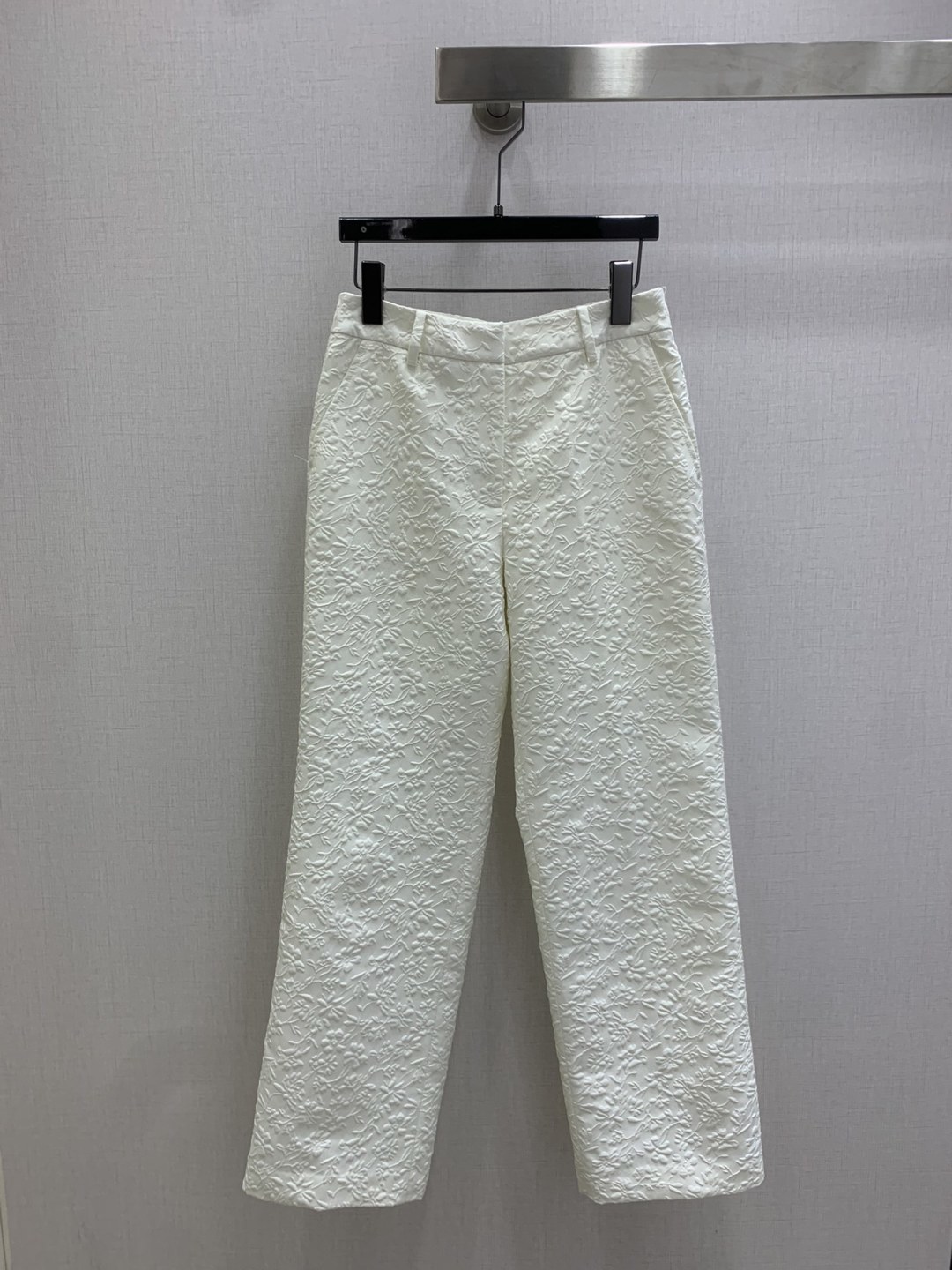 NO:667674,Highly recommended DIO*2025 new autumn and winter fake two-piece suit jacket embossed straight suit trousers  YB imported silk wool material is customized in separate batches. The wrinkle texture of the fabric is obvious with convex flower vines, and the drape is stylish. The double-layer stand-up collar and shoulder suit jacket has three-dimensional tailoring. The angled waistline matches the flared hem. The waist is narrowed to make the upper body look slimmer. A waistcoat is used on the inside of the placket to create fake two-piece layers. Paired with the straight suit trousers of the same series. The high waist is matched with the relief. The upper body is more noble and eye-catching. It can be used for commuting and attending important occasions, showing luxury taste. One color SMLXL code  Gaopin,,dior,jackets & coats,business suit, 19860909强烈推荐 DIO*2025秋冬新款 假两件套西装外套浮雕直筒西装长裤 分开批定制YB进口丝毛材质,面料凹凸花朵藤蔓的褶皱肌理明显,垂感有型,双层立领正肩西装外套,立体裁剪,折角腰线搭配下摆外展,上身收腰显瘦,开襟内侧以马甲打造假两件层次,搭配同系列直筒西装长裤,高腰搭配浮雕呼应,成套上身更添高贵亮眼,通勤与出席重要场合,展现奢华品味.一个色 SMLXL码 高品,,dior,jackets & coats,business suit, ,Women's clothing