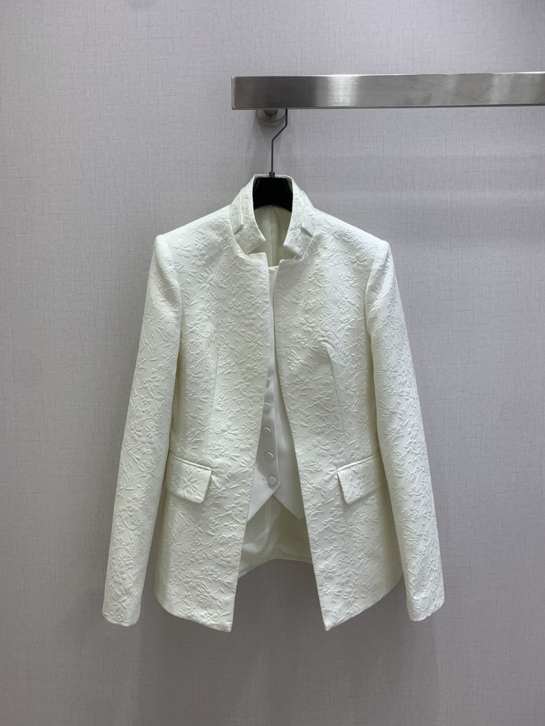 NO:667680,Highly recommended DIO*2025 new autumn and winter fake two-piece suit jacket embossed straight suit trousers  YB imported silk wool material is customized in separate batches. The wrinkle texture of the fabric is obvious with convex flower vines, and the drape is stylish. The double-layer stand-up collar and shoulder suit jacket has three-dimensional tailoring. The angled waistline matches the flared hem. The waist is narrowed to make the upper body look slimmer. A waistcoat is used on the inside of the placket to create fake two-piece layers. Paired with the straight suit trousers of the same series. The high waist is matched with the relief. The upper body is more noble and eye-catching. It can be used for commuting and attending important occasions, showing luxury taste. One color SMLXL code  high quality jackets,,dior,jackets & coats,business suit, 19860909强烈推荐 DIO*2025秋冬新款 假两件套西装外套浮雕直筒西装长裤 分开批定制YB进口丝毛材质,面料凹凸花朵藤蔓的褶皱肌理明显,垂感有型,双层立领正肩西装外套,立体裁剪,折角腰线搭配下摆外展,上身收腰显瘦,开襟内侧以马甲打造假两件层次,搭配同系列直筒西装长裤,高腰搭配浮雕呼应,成套上身更添高贵亮眼,通勤与出席重要场合,展现奢华品味.一个色 SMLXL码 高品质外套,,dior,jackets & coats,business suit, ,Women's clothing