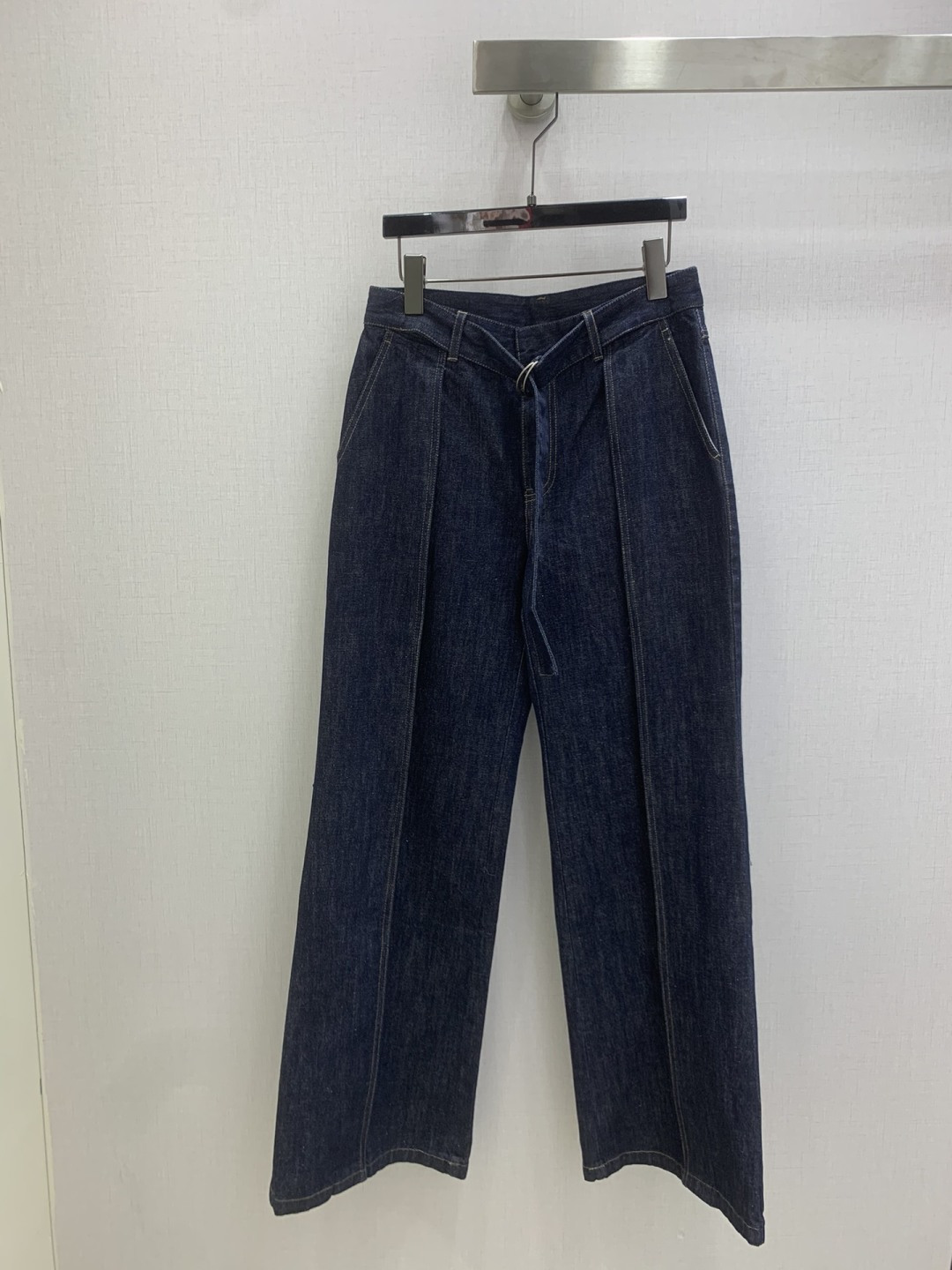 NO:667686,Highly recommended LOE* 2025 new autumn and winter style. Irregular buttoned long-sleeved shirt with belt and denim straight trousers. Separate batches. High-end production ~ super fashionable new denim denim. The upper body is cool and sassy with fermentation-washed personalized color. It is made of customized high-quality twill cotton washed denim fabric. The texture is fine and the cotton feels natural. It is muscular yet soft. The fermentation-washed color is not a picky classic color. It is super beautiful!  The details and workmanship are super good, new products are in stock, open the box and grab them. One color, SMLXL code, high quality, loewe, shirts,  19860909强烈推荐 LOE*2025秋冬新款 不规则纽扣长袖衬衫腰带牛仔直筒长裤 分开批 高版出品~超时髦新款丹宁牛仔 酵洗个性色调上身又酷又飒爽 采用定制高品质斜纹棉质水洗牛仔面料,纹理细腻,棉感自然,既有筋骨感又不失柔软,酵洗色不挑人的经典色,超级漂亮！细节做工超级好,新品现货开箱开抢 一个色 SMLXL码 高品,,loewe,shirts, ,Women's clothing