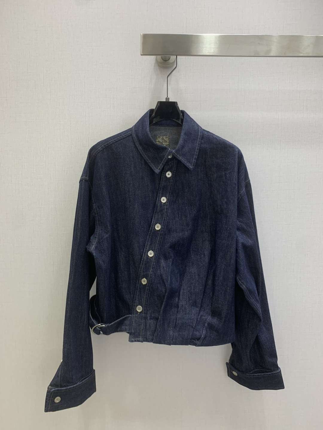 NO:667662,a Highly recommend LOE*2025 new autumn and winter style, irregular button long-sleeved shirt, belt denim straight trousers, separate batches, high-end production ~ super fashionable new denim denim, fermentation-washed personalized color upper body, cool and sassy. Made of customized high-quality twill cotton washed denim fabric, fine texture, natural cotton feel, both muscular and soft, enzyme-washed color is not picky, classic color, super beautiful!  The details and workmanship are super good, new products are in stock, unboxing and grabbing, one color, SMLXL code, high quality, loewe, shirts,  19860909a强烈推荐 LOE*2025秋冬新款 不规则纽扣长袖衬衫腰带牛仔直筒长裤 分开批 高版出品~超时髦新款丹宁牛仔 酵洗个性色调上身又酷又飒爽 采用定制高品质斜纹棉质水洗牛仔面料,纹理细腻,棉感自然,既有筋骨感又不失柔软,酵洗色不挑人的经典色,超级漂亮！细节做工超级好,新品现货开箱开抢 一个色 SMLXL码 高品质外,,loewe,shirts, ,Women's clothing