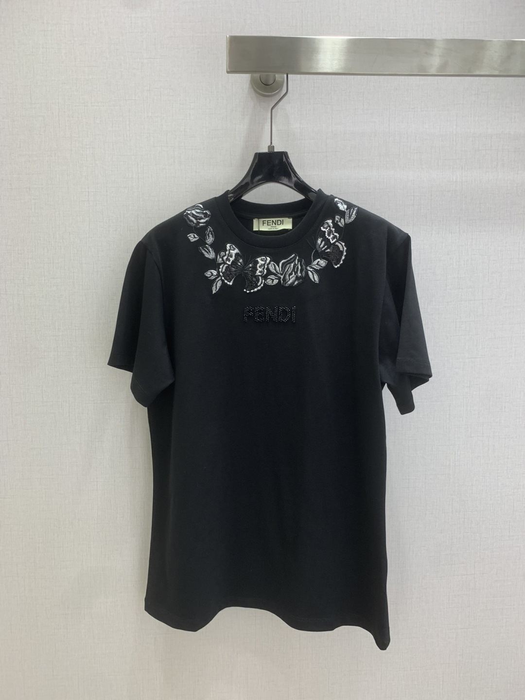 NO:667645,Highly recommended FEN*2026 early spring new three-dimensional embroidered beaded logo short-sleeved T-shirt. Customized YB native cotton material, breathable and comfortable, full of texture. Regular short-sleeved T-shirt, wrapped around the neckline, using embroidery processing to outline natural animal and plant patterns such as butterflies and flowers. It is fresh and natural. With the letter logo outlined with centered beading, it has clear layers and creates a fashionable style. Two colors SML code  High quality ABC,,fendi,T-shirt,tees,t-shirt, 19860909强烈推荐 FEN*2026早春新款 立体刺绣钉珠徽标短袖T恤 定制YB原生全棉材质,透气舒适,质感十足,常规短袖T恤,环绕领口一圈,利用刺绣工艺处理,勾勒出蝴蝶花卉等自然动植物图案,清新自然,配合居中钉珠勾勒的字母徽标,层次分明,打造时尚风格.两个色 SML码 高品质ABC,,fendi,T-shirt,tees，t-shirt, ,Women's clothing