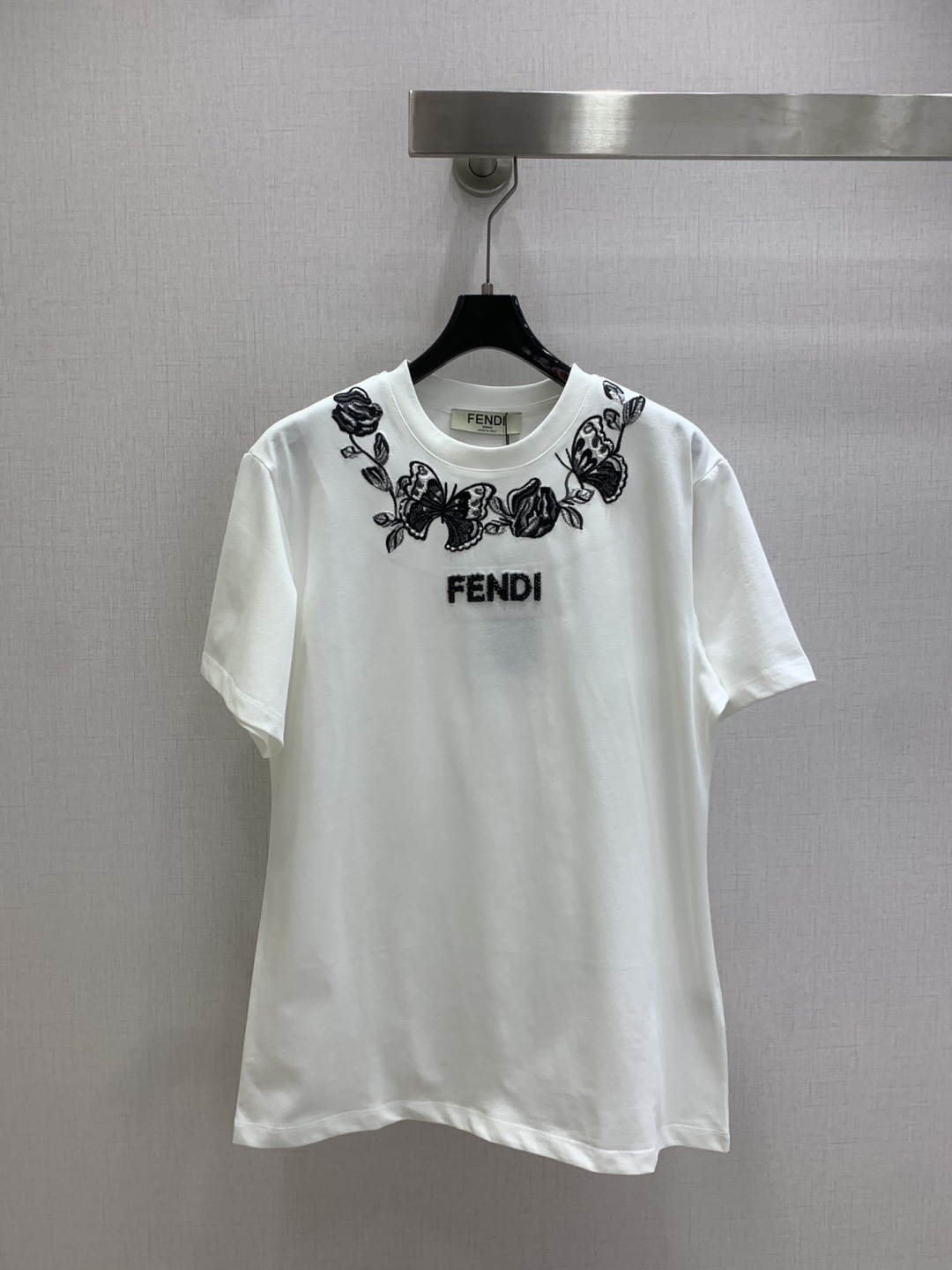 NO:667649,Highly recommended FEN*2026 early spring new three-dimensional embroidered beaded logo short-sleeved T-shirt. Customized YB native cotton material, breathable and comfortable, full of texture. Regular short-sleeved T-shirt, wrapped around the neckline, using embroidery processing to outline natural animal and plant patterns such as butterflies and flowers. It is fresh and natural. With the letter logo outlined with centered beading, it has clear layers and creates a fashionable style. Two colors SML code  High quality ABC,,fendi,T-shirt,tees,t-shirt, 19860909强烈推荐 FEN*2026早春新款 立体刺绣钉珠徽标短袖T恤 定制YB原生全棉材质,透气舒适,质感十足,常规短袖T恤,环绕领口一圈,利用刺绣工艺处理,勾勒出蝴蝶花卉等自然动植物图案,清新自然,配合居中钉珠勾勒的字母徽标,层次分明,打造时尚风格.两个色 SML码 高品质ABC,,fendi,T-shirt,tees，t-shirt, ,Women's clothing
