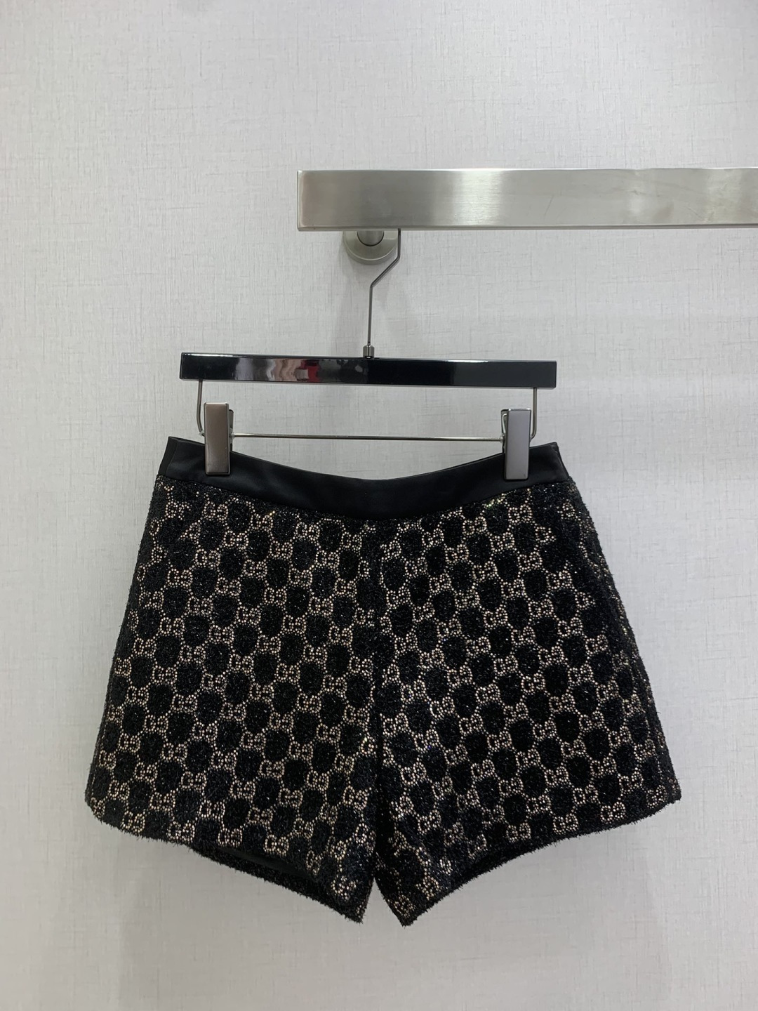 NO:667669,Highly recommended GUC* 2025 autumn and winter new style Double G hot diamond shorts Woolen fabric pattern hot diamond decoration Elegant and generous One color SML code High quality ABC,,gucci,shorts, 19860909强烈推荐 GUC*2025秋冬新款 双G烫钻短裤 粗纺面料图案烫钻装饰 优雅大方 一个色 SML码 高品质ABC,,gucci,shorts, ,Women's clothing