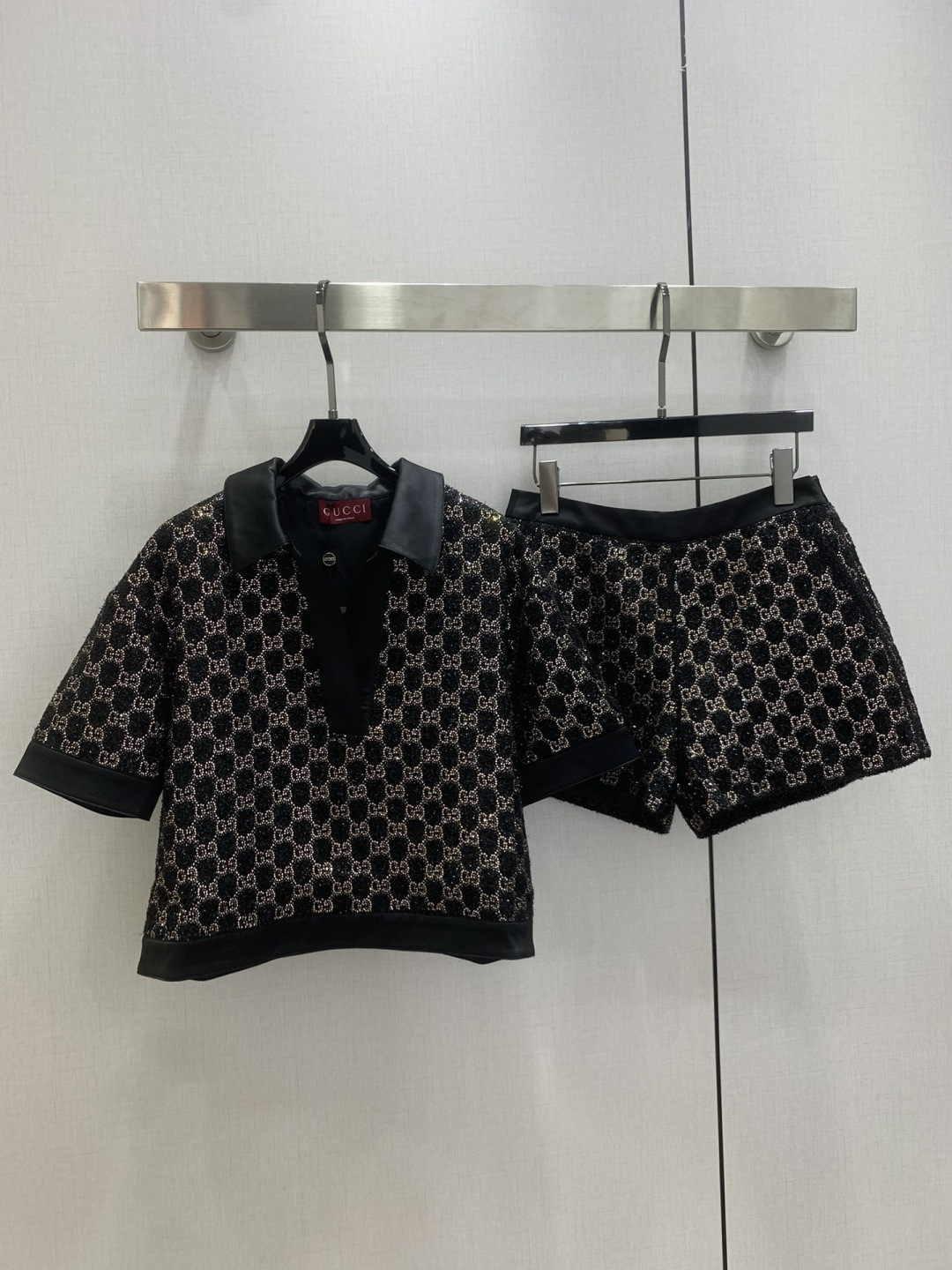 NO:667675,Highly recommended GUC*2025 new autumn and winter style Double G hot diamond lapel short-sleeved top Woolen fabric pattern hot diamond decoration Elegant and generous One color SML code High quality ABC,,gucci,T-shirt, 19860909强烈推荐 GUC*2025秋冬新款 双G烫钻翻领短袖上衣 粗纺面料图案烫钻装饰 优雅大方 一个色 SML码 高品质ABC,,gucci,T-shirt, ,Women's clothing