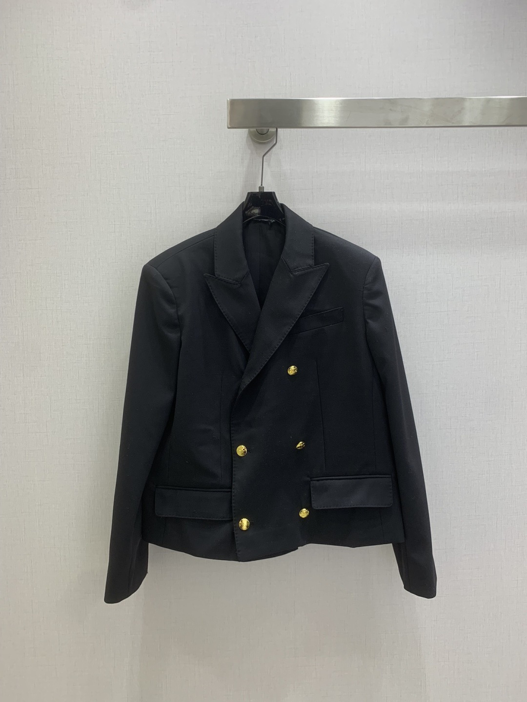 NO:667681,Highly recommended CEL*2025 autumn and winter new style double-breasted suit jacket with lettering button decoration, simple and elegant, one color SML code, high quality ABC,,jackets & coats,business suit, 19860909强烈推荐 CEL*2025秋冬新款 双排扣西装外套 刻字扣子装饰 简约大方 一个色 SML码 高品质ABC,,jackets & coats,business suit, ,Women's clothing