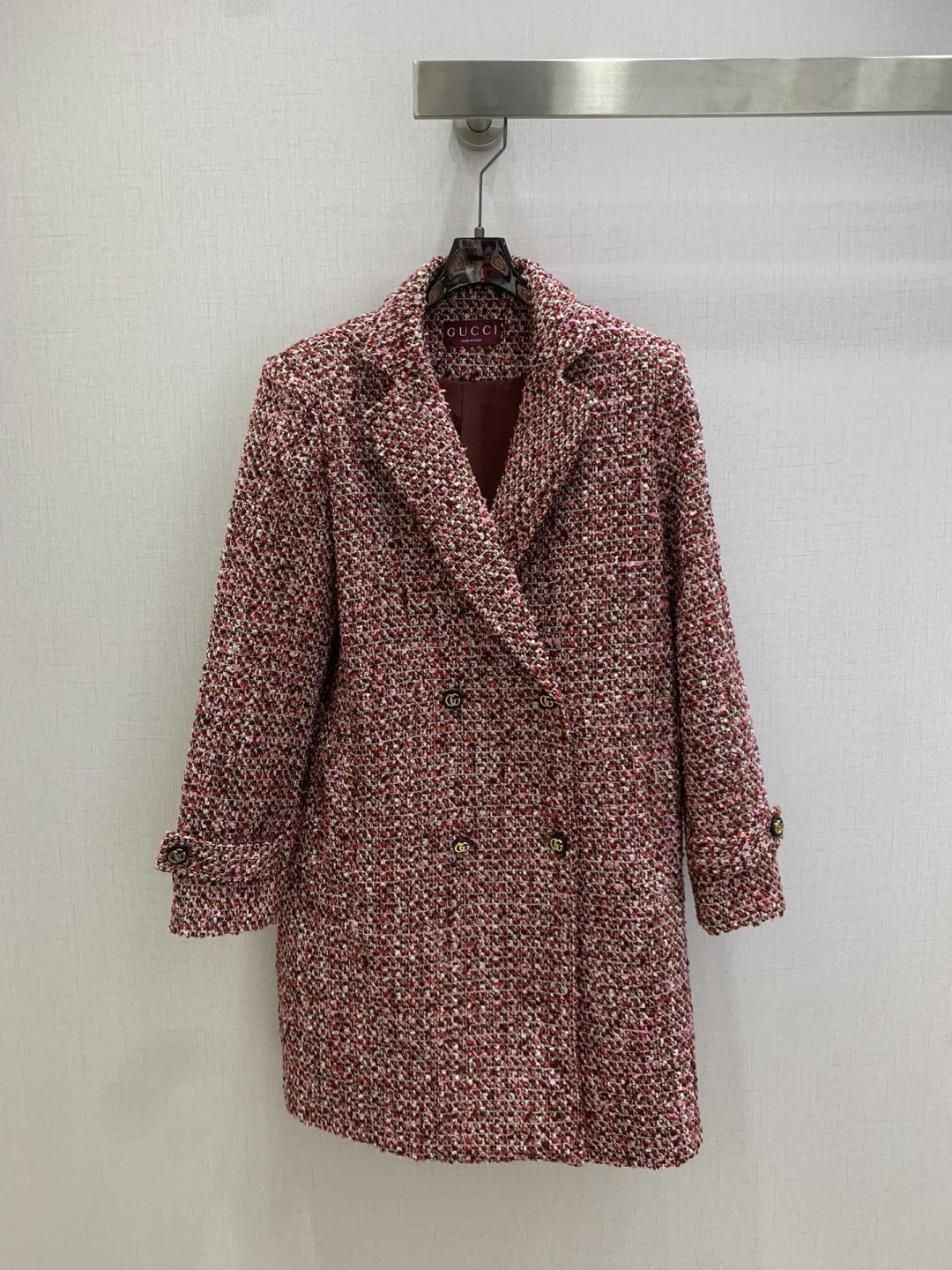 NO:683675,Highly recommended GUC* new autumn and winter style, woolen long coat, classic style jacket, I fell in love with it at first sight, the pattern design can modify the neck line very well, and the upper body temperament is immediately improved, custom buttons, the pattern is very beautiful on the upper body, the color is super white, one color SML code, high quality ABC,, gucci, jackets & coats,19860909强烈推荐 GUC*秋冬新款 粗纺长款大衣外套 经典造型外套 一眼就爱上了,版型设计能很好的修饰颈部线条,上身气质立马提升,定制纽扣,版型上身巨好看,颜色超显白 一个色 SML码 高品质ABC,,gucci,jackets & coats,,Women's clothing