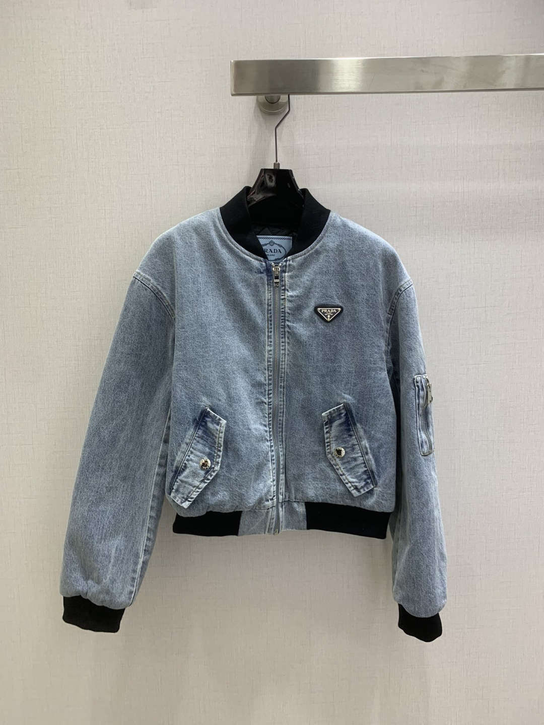 NO:683670,Highly recommended PRA* new autumn and winter denim cotton jacket produced by Rocket Speed!  The whole piece is three-dimensional tailoring, all-around exquisite upper body, super covering the flesh and making you look slimmer. It gives you a refreshing and fashionable high-end feel. It is elegant and fashionable in daily life and is versatile. The color is very beautiful. The fabric is high-end and textured. One color SML code. High quality ABC, prada, jackets & coats, jackets & coats,19860909强烈推荐 PRA*秋冬新款 牛仔含棉夹克外套 火箭速度出品！整件立体剪裁 全方位精致做上身超级遮肉显瘦 穿出清爽时髦的高级感 日常优雅又时髦巨百搭 颜色很好看 面料高级又有质感 一个色 SML码 高品质ABC,,prada,jackets & coats,jackets & coats,,Women's clothing