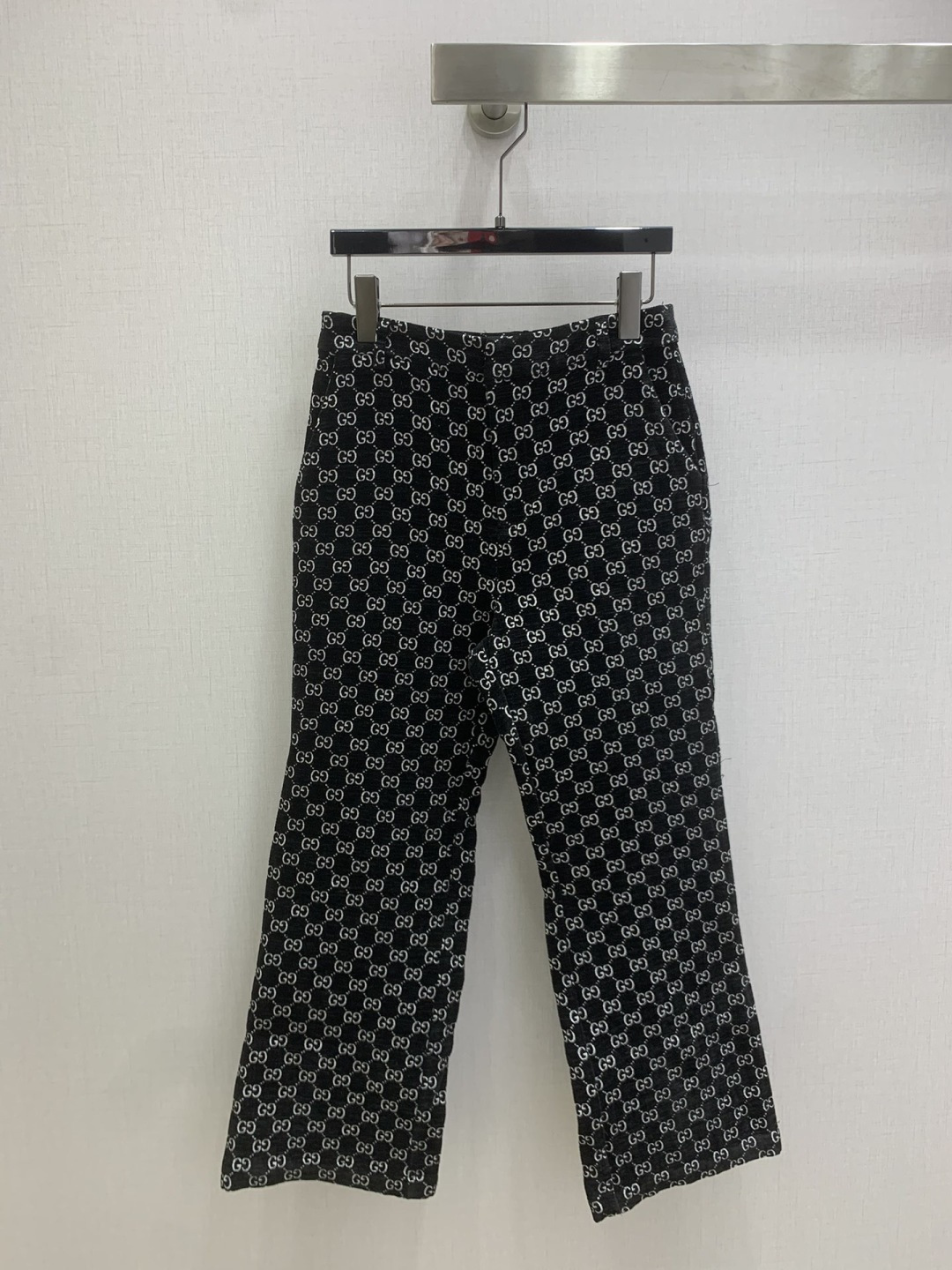 NO:683666,Highly recommended GUC* new autumn and winter style double-breasted jacquard blazer all-over printed jacquard straight trousers. Batch separately. Fall in love at first sight. Very high-end imported high-density texture double G jacquard fabric. Look at the details carefully. The upper body is very sassy. Clean and classy. Improves temperament~~ Completely follows the level of haute couture. Can't help but love it. A must-have item for temperament MM. One color SML code. High quality, gucci, jackets & coats, business suit,19860909强烈推荐 GUC*秋冬新款 双排扣提花西装外套满印提花直筒长裤 分开批 一眼就爱上 非常高级的进口高密度质地 双G提花面料 仔细看细节 上身非常飒 干净有品 提气质~~完全按照高定成衣水准 无法不爱 气质MM必入单品 一个色 SML码 高品质,,gucci,jackets & coats,business suit,,Women's clothing