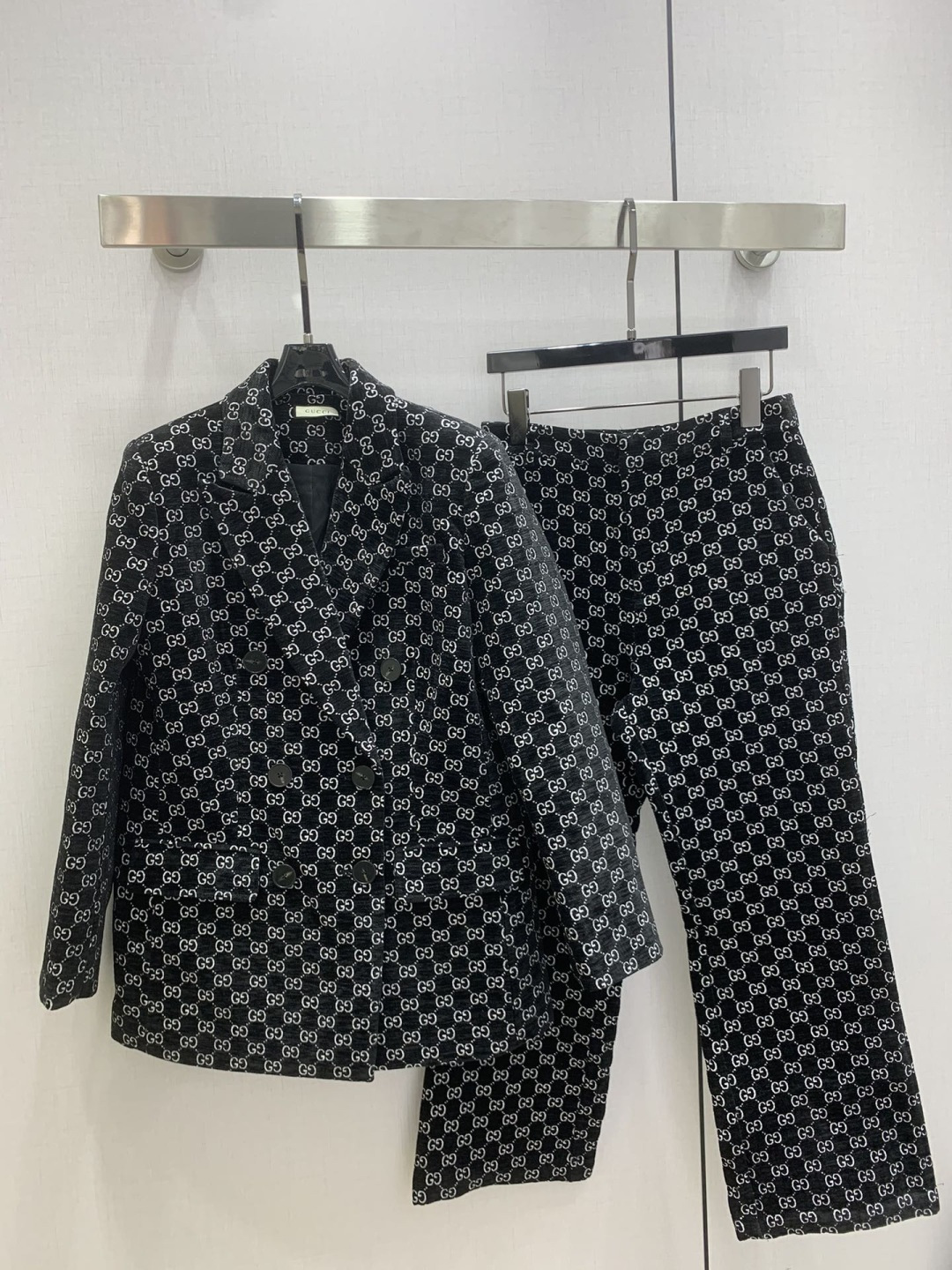 NO:683704,Highly recommended GUC* new autumn and winter style double-breasted jacquard blazer all-over printed jacquard straight trousers. Batch separately. Fall in love at first sight. Very high-end imported high-density texture double G jacquard fabric. Look at the details carefully. The upper body is very sassy. Clean and classy. Improves temperament~~ Completely follows the level of haute couture. Can't help but love it. A must-have item for temperament MM. One color SML code. High quality, gucci, jackets & coats, business suit,19860909强烈推荐 GUC*秋冬新款 双排扣提花西装外套满印提花直筒长裤 分开批 一眼就爱上 非常高级的进口高密度质地 双G提花面料 仔细看细节 上身非常飒 干净有品 提气质~~完全按照高定成衣水准 无法不爱 气质MM必入单品 一个色 SML码 高品质,,gucci,jackets & coats,business suit,,Women's clothing