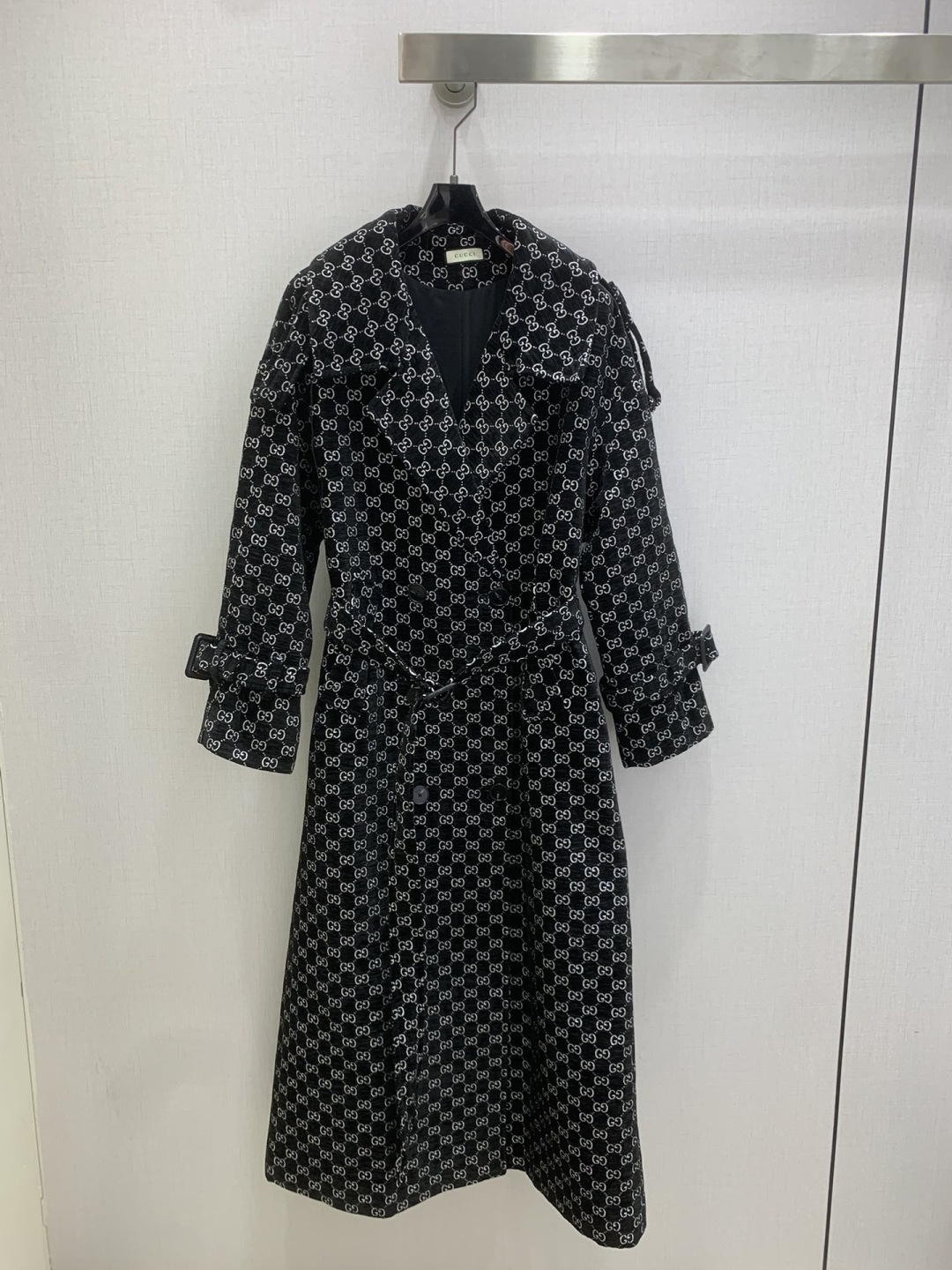 NO:683695,pz highly recommends GUC*'s new autumn and winter style, the long windbreaker jacket with jacquard belt, I fell in love with it at first sight. Very high-end imported high-density texture, double G jacquard fabric. Carefully look at the details. The upper body is very sassy, ​​clean and classy, ​​and enhances the temperament~~ It is completely in accordance with the level of haute couture. I can't help but love it. A must-have item for temperament girls. One color, SML code, high quality ABC, gucci, jackets & coats,19860909pz强烈推荐 GUC*秋冬新款 提花腰带长款风衣外套一眼就爱上 非常高级的进口高密度质地 双G提花面料 仔细看细节 上身非常飒 干净有品 提气质~~完全按照高定成衣水准 无法不爱 气质MM必入单品 一个色 SML码 高品质ABC,,gucci,jackets & coats,,Women's clothing