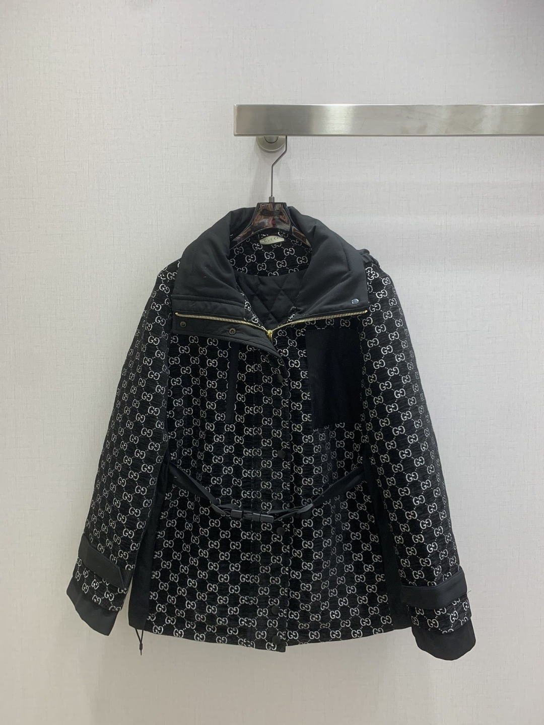 NO:683686,Highly recommend GUC* new autumn and winter style jacquard belt hooded storm jacket. I fell in love at first sight. Very high-end imported high-density texture. Double G jacquard fabric. Look at the details carefully. The upper body is very sassy, ​​clean and classy. It enhances the temperament~~ It is completely in accordance with the level of high-end ready-to-wear. It is impossible not to love it. A must-have item for temperament girls. One color SML code. High-quality ABC, gucci, jackets & coats, hats,19860909强烈推荐 GUC*秋冬新款 提花腰带连帽冲锋外套 一眼就爱上 非常高级的进口高密度质地 双G提花面料 仔细看细节 上身非常飒 干净有品 提气质~~完全按照高定成衣水准 无法不爱 气质MM必入单品 一个色 SML码 高品质ABC,,gucci,jackets & coats,hats,,Women's clothing