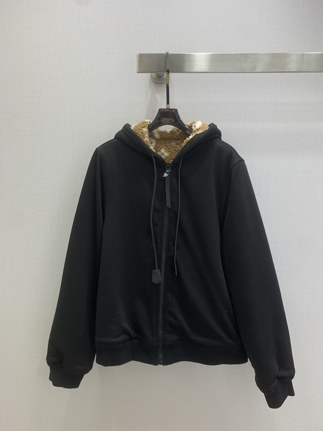 NO:684508,Highly recommended LV* new autumn and winter hooded zipper casual jacket high version!  Clean and neat tailoring, the details are online, the design is simple yet fashionable, and it has the function of adjusting body proportions. It is fashionable and advanced, showing the style of an INS blogger!  Casual and handsome, custom-made fabrics that are both practical and textured!  Little fairies!  Take action now!  Two colors SMLXL code High quality ABC,,louis vuitton,jackets & coats,hats,19860909强烈推荐 LV*秋冬新款 连帽拉链休闲外套 高版出品！干净利落的剪裁 细节在线 设计简约又不失时髦感 自带调节身材比例的功效 时髦高级 尽显INS博主风！随性又帅气 定制面料 实穿与质感并存！小仙女们！赶快行动起来吧！两个色 SMLXL码 高品质ABC,,louis vuitton,jackets & coats,hats,,Women's clothing