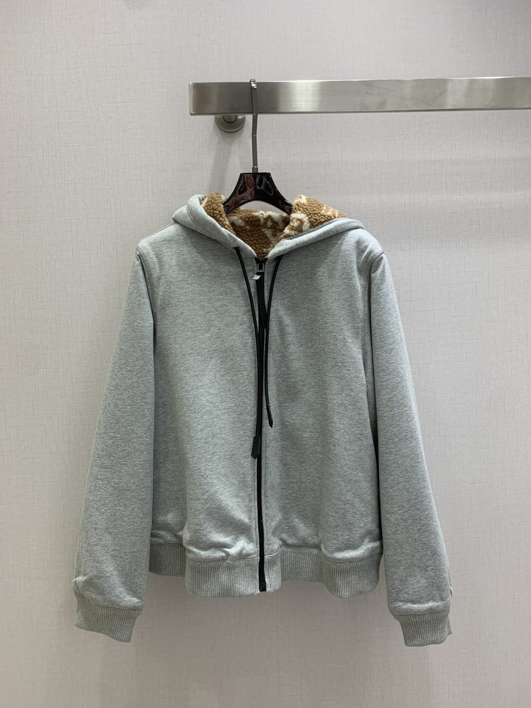 NO:684500,Highly recommended LV* new autumn and winter hooded zipper casual jacket high version!  Clean and neat tailoring, the details are online, the design is simple yet fashionable, and it has the function of adjusting body proportions. It is fashionable and advanced, showing the style of an INS blogger!  Casual and handsome, custom-made fabrics that are both practical and textured!  Little fairies!  Take action now!  Two colors SMLXL code High quality ABC,,louis vuitton,jackets & coats,hats,19860909强烈推荐 LV*秋冬新款 连帽拉链休闲外套 高版出品！干净利落的剪裁 细节在线 设计简约又不失时髦感 自带调节身材比例的功效 时髦高级 尽显INS博主风！随性又帅气 定制面料 实穿与质感并存！小仙女们！赶快行动起来吧！两个色 SMLXL码 高品质ABC,,louis vuitton,jackets & coats,hats,,Women's clothing