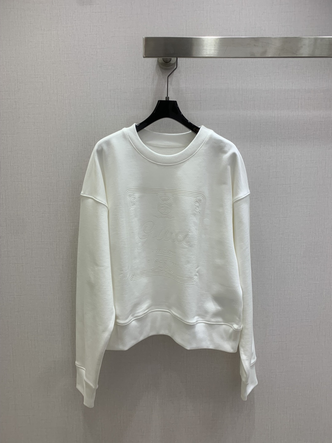 NO:684513,Highly recommended GUC* new autumn and winter printed round neck long-sleeved top, a hot trend, everyone can control the INS style lazy top, fashionable and sporty style, suitable for the dual needs of comfort and fashion, can be integrated into every daily dressing scene. Playful and age-reducing, full of vitality. One color SML code, high quality ABC,, gucci,19860909强烈推荐 GUC*秋冬新款 印花圆领长袖上衣 爆款来袭 人人都能驾驭INS风懒人上衣 时髦运动风,贴合舒适与时髦的双需求能融入每个日常的穿搭场景中.俏皮减龄充满元气. 一个色 SML码 高品质ABC,,gucci,,Women's clothing