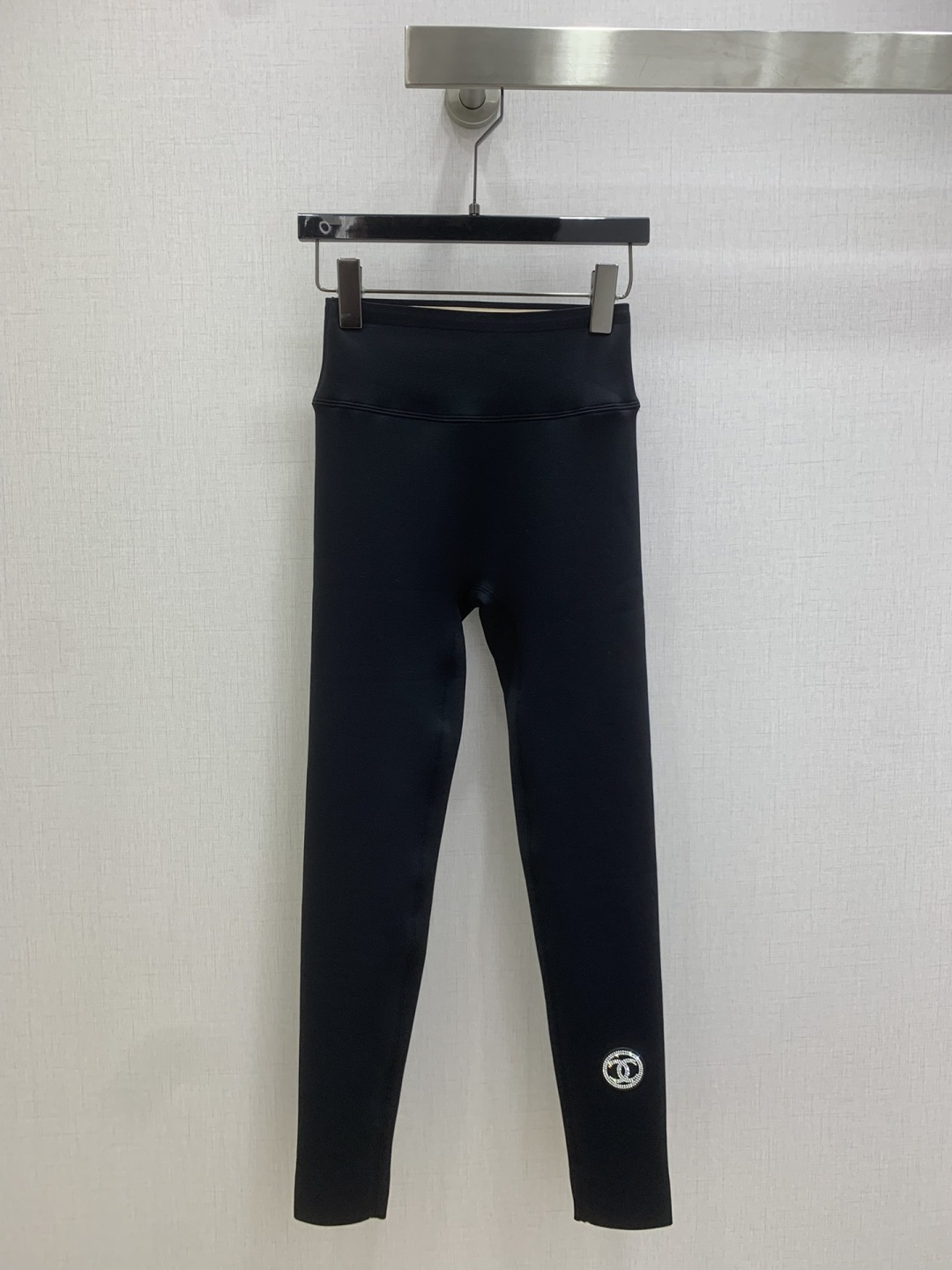 NO:684572,Highly recommended CHA* new style for autumn and winter. Hot rhinestones and velvet bottoming trousers. Plush velvet to keep warm. Letter logo hot rhinestone decoration. The fabric texture is super good. The version is full of drape. Three colors. SMLXL code. High quality ABC,,19860909强烈推荐 CHA*秋冬新款 烫钻加绒打底长裤 加绒保暖 字母logo烫钻装饰 面料质感超级好 版型垂感十足 三个色 SMLXL码 高品质ABC,,,Women's clothing