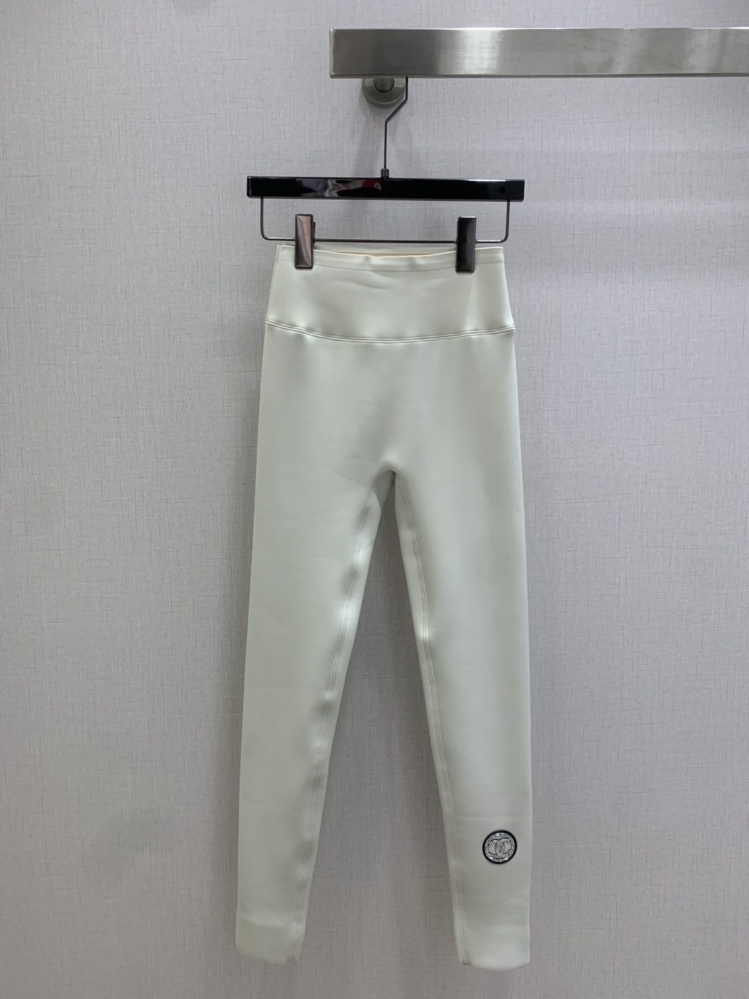 NO:684560,Highly recommended CHA* new style for autumn and winter. Hot rhinestones and velvet bottoming trousers. Plush velvet to keep warm. Letter logo hot rhinestone decoration. The fabric texture is super good. The version is full of drape. Three colors. SMLXL code. High quality ABC,,19860909强烈推荐 CHA*秋冬新款 烫钻加绒打底长裤 加绒保暖 字母logo烫钻装饰 面料质感超级好 版型垂感十足 三个色 SMLXL码 高品质ABC,,,Women's clothing