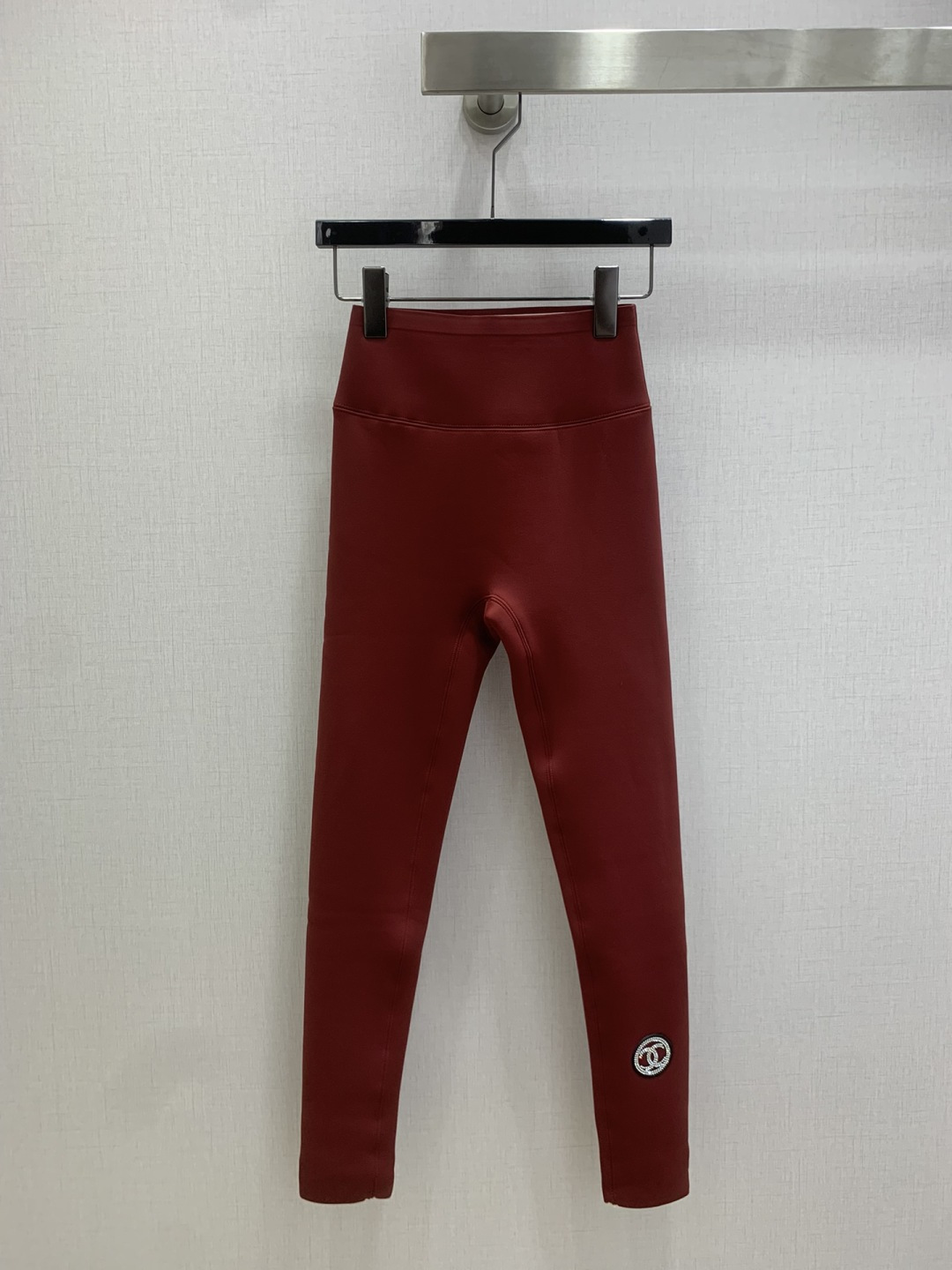 NO:684552,Highly recommended CHA* new style for autumn and winter. Hot rhinestones and velvet bottoming trousers. Plush velvet to keep warm. Letter logo hot rhinestone decoration. The fabric texture is super good. The version is full of drape. Three colors. SMLXL code. High quality ABC,,19860909强烈推荐 CHA*秋冬新款 烫钻加绒打底长裤 加绒保暖 字母logo烫钻装饰 面料质感超级好 版型垂感十足 三个色 SMLXL码 高品质ABC,,,Women's clothing