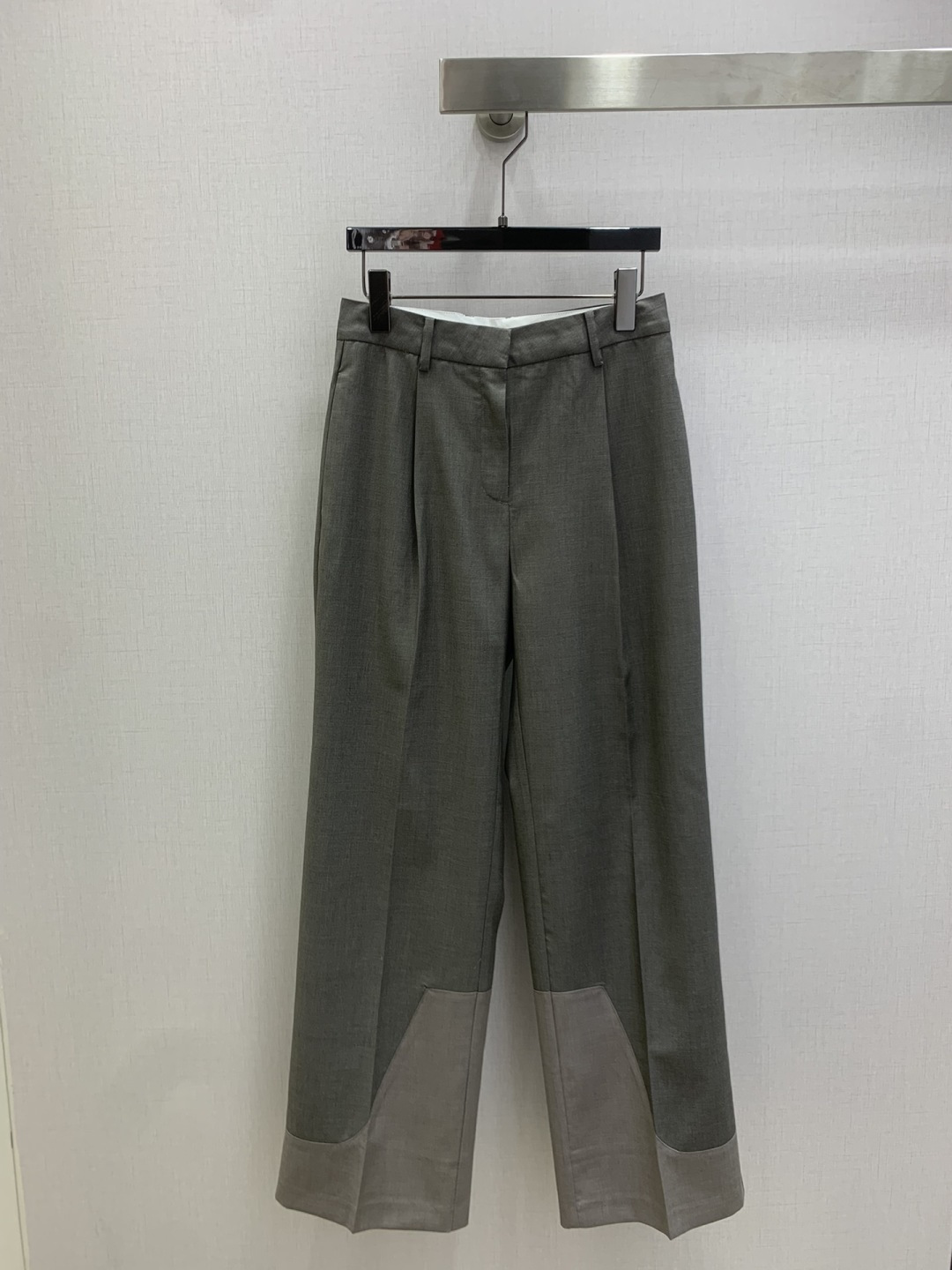 NO:685969,Highly recommended LV*2025 new autumn and winter buttoned suit jacket and pleated suit trousers, separate batches  Customized YB imported material, high-grade glossy texture, smooth and stylish, straight-shoulder suit and straight trousers suit, coat with gun lapel collar and three-dimensional tailoring, double rows of contrasting round buckles and bias-cut leather belt buckle fixation, deconstructed and layered, unique, highlighting the brand design sense, simple and elegant, lined with four-leaf clover  The letter jacquard dark pattern echoes the details of the eyelet button letter logo, adding design highlights. It is worn with the same series of trousers, with pleated waistbands and contrasting color trousers to increase the sense of casualness. The style is coo19860909强烈推荐 LV*2025秋冬新款 襟扣西装外套压褶西装长裤 分开批 定制YB进口材质,质感光泽高级,垂顺有型,正肩廓形西装直筒长裤套装,外套枪驳领搭配立体裁剪,双排撞色圆扣斜裁皮质带扣固定,解构感层次别出心裁,彰显品牌设计感,简约大气,内衬四叶草字母提花暗纹,呼应孔扣字母徽标细节,增加设计亮点,与同系列长裤一同上身,压褶裤腰,拼接撞色裤脚,增加休闲感,风格协调统一,加深品牌记忆点,通勤与出席活动穿搭首选,气场魅力.一个色 SMLXL码 高品,,louis vuitton,jackets & coats,business suit,,Women's clothing