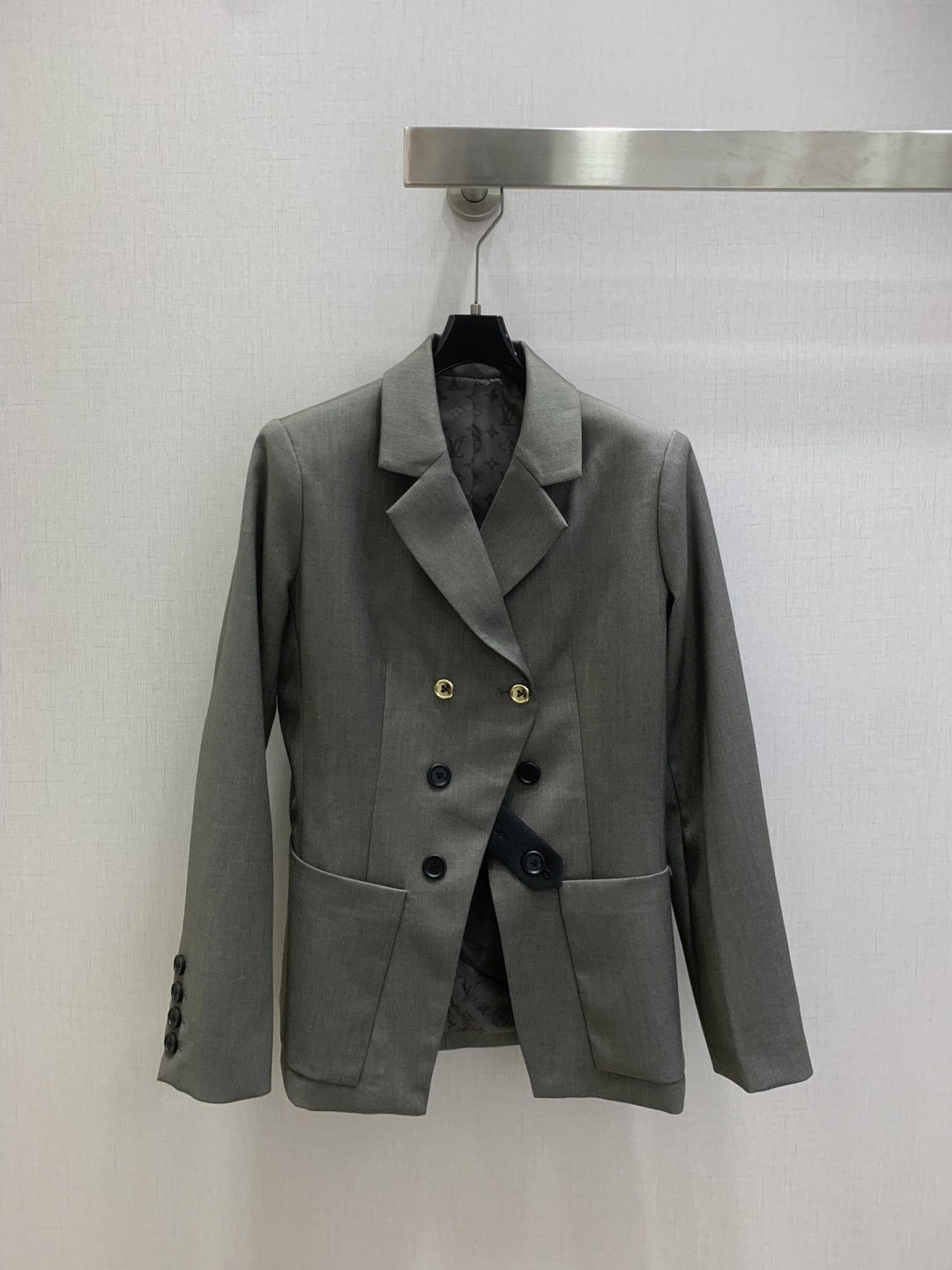 NO:685979,Highly recommended LV*2025 new autumn and winter buttoned suit jacket and pleated suit trousers, separate batches  Customized YB imported material, high-grade glossy texture, smooth and stylish, straight-shoulder suit and straight trousers suit, coat with gun lapel collar and three-dimensional tailoring, double rows of contrasting round buckles and bias-cut leather belt buckle fixation, deconstructed and layered, unique, highlighting the brand design sense, simple and elegant, lined with four-leaf clover  The letter jacquard dark pattern echoes the details of the eyelet button letter logo, adding design highlights. It is worn with the same series of trousers, with pleated waistbands and contrasting color trousers to increase the sense of casualness. The style is coordinated and unified, deepening the brand memory. It is the first choice for commuting and attending events, with aura and charm. One color  SMLXL code high quality outerwear, louis vuitton, jackets & coats, business suit,19860909强烈推荐 LV*2025秋冬新款 襟扣西装外套压褶西装长裤 分开批 定制YB进口材质,质感光泽高级,垂顺有型,正肩廓形西装直筒长裤套装,外套枪驳领搭配立体裁剪,双排撞色圆扣斜裁皮质带扣固定,解构感层次别出心裁,彰显品牌设计感,简约大气,内衬四叶草字母提花暗纹,呼应孔扣字母徽标细节,增加设计亮点,与同系列长裤一同上身,压褶裤腰,拼接撞色裤脚,增加休闲感,风格协调统一,加深品牌记忆点,通勤与出席活动穿搭首选,气场魅力.一个色 SMLXL码 高品质外,,louis vuitton,jackets & coats,business suit,,Women's clothing