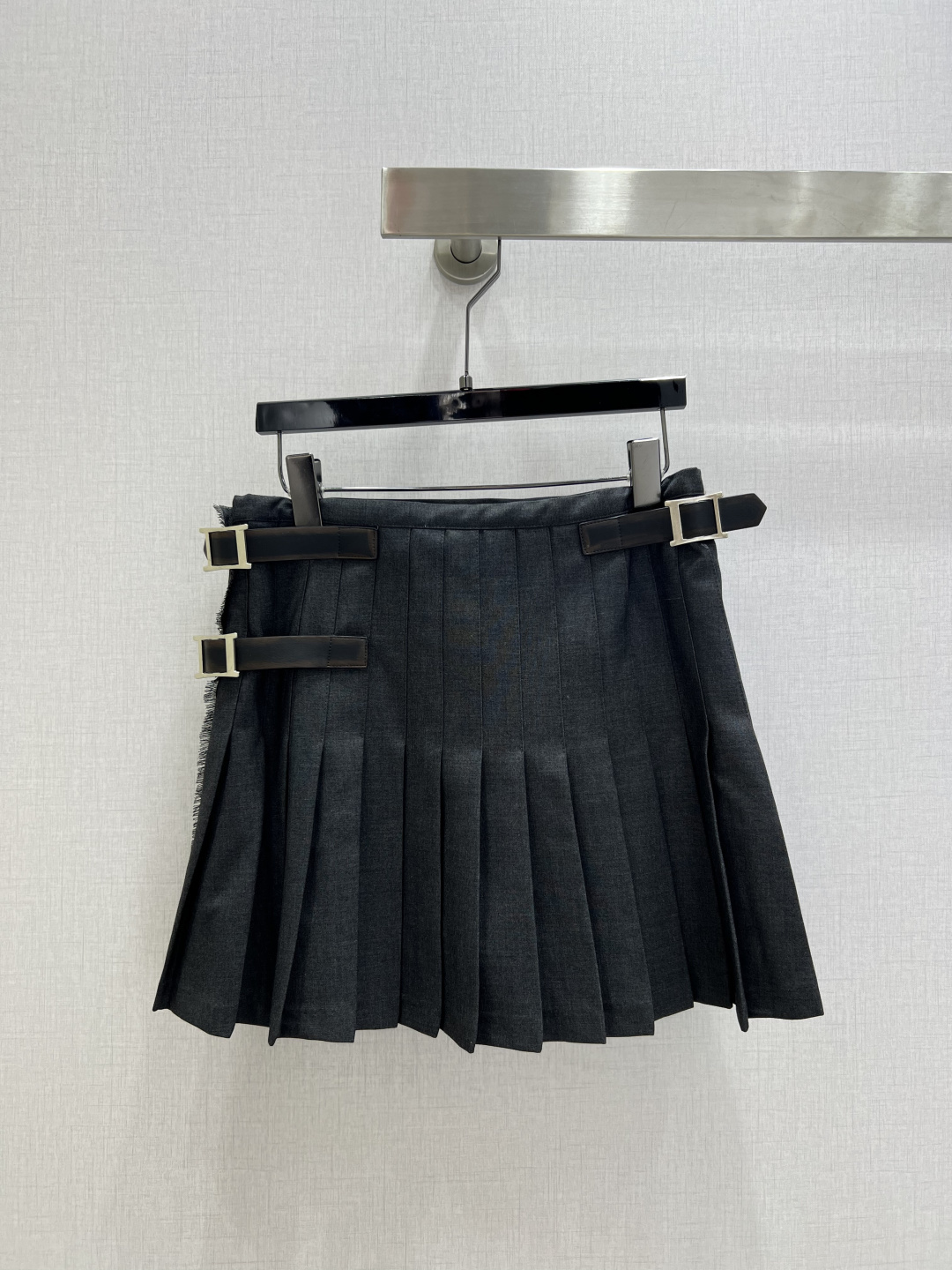 NO:686740,Highly recommended PRA*2025 new autumn and winter high-waist distressed buckle pleated skirt  Customized YB imported fine imitation wool material, comfortable to the touch, high-quality texture, smooth and smooth cutting, high-waisted pleated short skirt version, neat pleats to match the hip silhouette, leather belt buckles fixed on the waist, a single and a pair of old leather belts to form a retro layer, the details highlight the brand style, wear in college to reduce age, built-in anti-exposure shorts, length modified proportions, revealing slender waist and long legs, showing high-minded temperament and grace. One color SMLXL code  High quality ABC2,,prada,skirts,shorts,19860909强烈推荐 PRA*2025秋冬新款 高腰做旧带扣百褶半裙 定制YB进口精仿羊毛材质,手感舒适,质感上乘,裁剪垂顺流畅,高腰百褶短裙版型,利落压褶配合及臀廓形,皮质带扣固定在腰侧,一单一双擦枪做旧皮带形成复古层次,细节彰显品牌格调,穿搭学院减龄,内置防走光短裤,长度修饰比例,露出纤腰长腿,展现高知气质风姿.一个色 SMLXL码 高品质ABC2,,prada,skirts,shorts,,Women's clothing