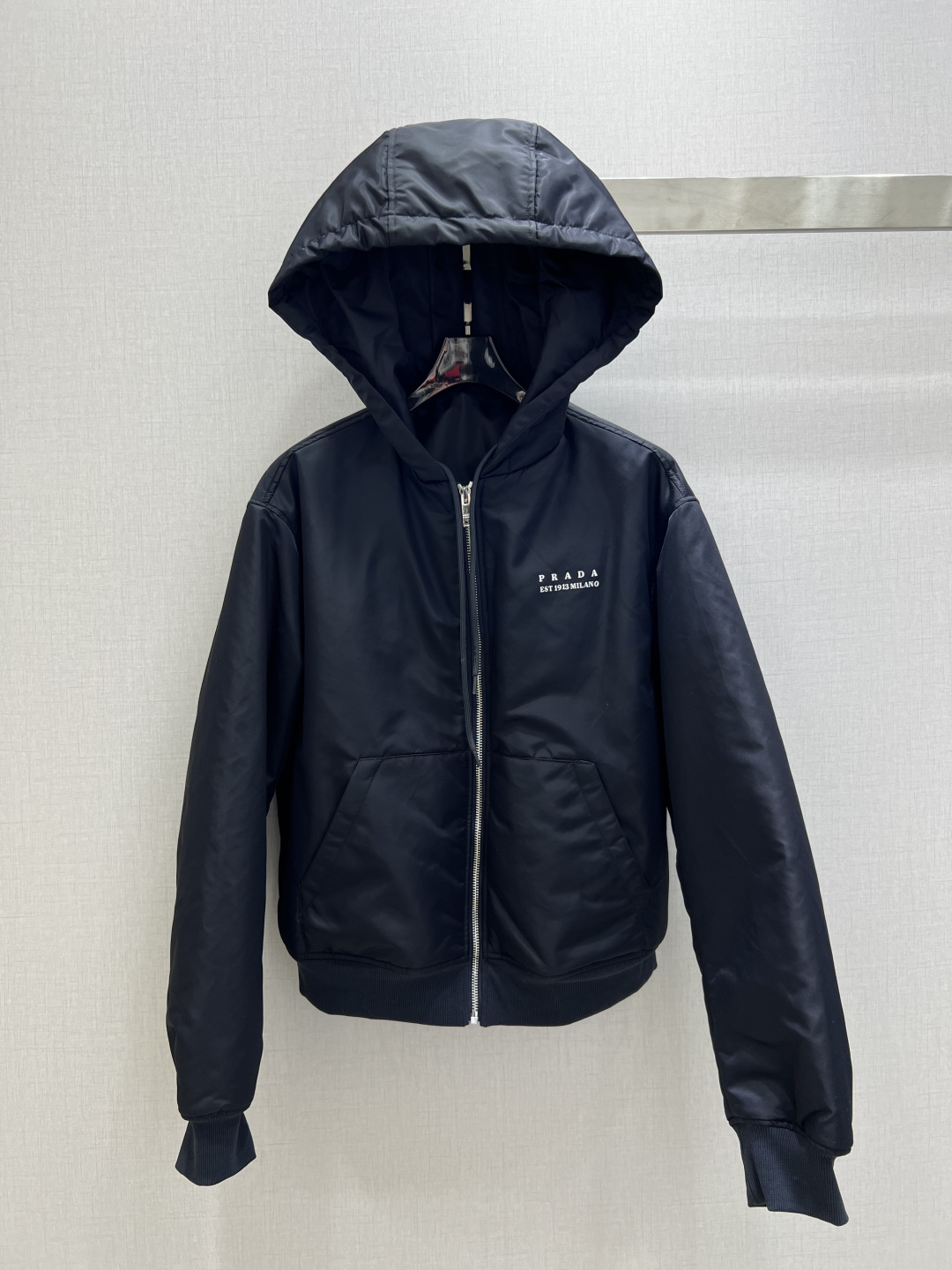 NO:686733,Highly recommended PRA*2025 new autumn and winter hooded drawstring cotton jacket  Customized YB imported windproof and waterproof nylon material, stiff and stylish, high-quality texture, filled with down cotton inside, warm and comfortable, hooded cotton jacket, zippered hooded drawstring design, three-dimensional cutting regular version, creating a straight posture and casual style, embellished with printed letter logo on the chest to highlight the brand positioning, symmetrical diagonal pockets on both sides to light up the shape, with drawstrings to adjust the elasticity, trendy and fashionable. One color SMLXL code High quality ABC, prada, jackets &  coats,jackets & coats,down jacket,hats,19860909强烈推荐 PRA*2025秋冬新款 连帽抽绳棉服外套 定制YB进口防风防水尼龙材质,挺括有型,质感高级,内里填充羽绒棉处理,保暖舒适,连帽棉服夹克外套,拉链开襟连帽抽绳设计,立体裁剪常规版型,打造挺拔身姿和休闲风格,胸口点缀印花字母徽标,凸显品牌定位,两侧对称斜插兜口袋点亮造型,配合抽绳调节松紧,潮流时髦.一个色 SMLXL码 高品质ABC,,prada,jackets & coats,jackets & coats,down jacket,hats,,Women's clothing