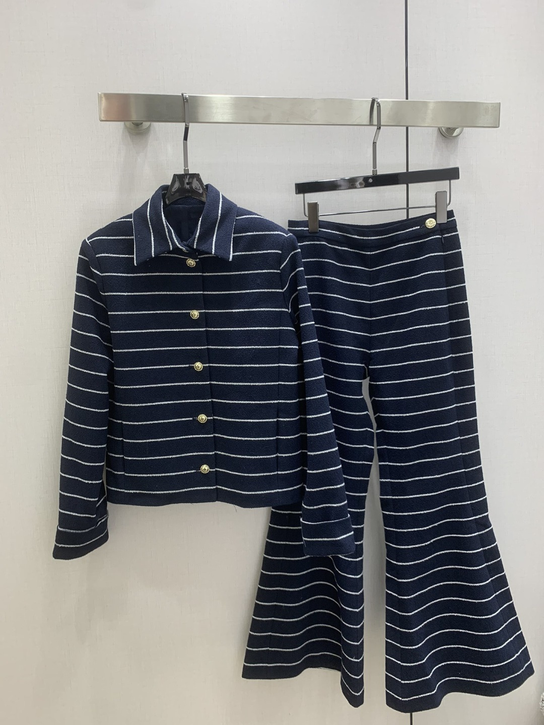 NO:686717,Highly recommended CHA*2025 new autumn and winter striped lapel dress jacket striped boot-cut trousers in separate batches Customized YB imported cotton wool material, high-end texture, full appearance, lapel dress jacket style, shoulder pad design fits the human body, making the figure more slender and straight, the whole body is covered with black and white horizontal stripes,  The double C hollow buttons on the front are embellished, echoing the jacquard dark pattern on the lining, and the overall look is full of gold. Paired with the same series of wide-leg bootcut trousers, the complete set perfectly demonstrates the elegant charm, high-end and western style. One color SML code, high-quality outerwear, jackets & coats,19860909强烈推荐 CHA*2025秋冬新款 条纹翻领洋装外套条纹微喇长裤 分开批 定制YB进口棉毛材质,质感高级,品相十足,翻领洋装外套版型,垫肩设计贴合人体,更显身姿纤细挺拔,通体满铺黑白横向条纹, 前襟双C镂空纽扣点缀,呼应内衬提花暗纹,整体造型千金感十足,搭配同系列阔腿微喇长裤,成套完美演绎优雅魅力,高级且洋气 一个色 SML码 高品质外,,jackets & coats,,Women's clothing