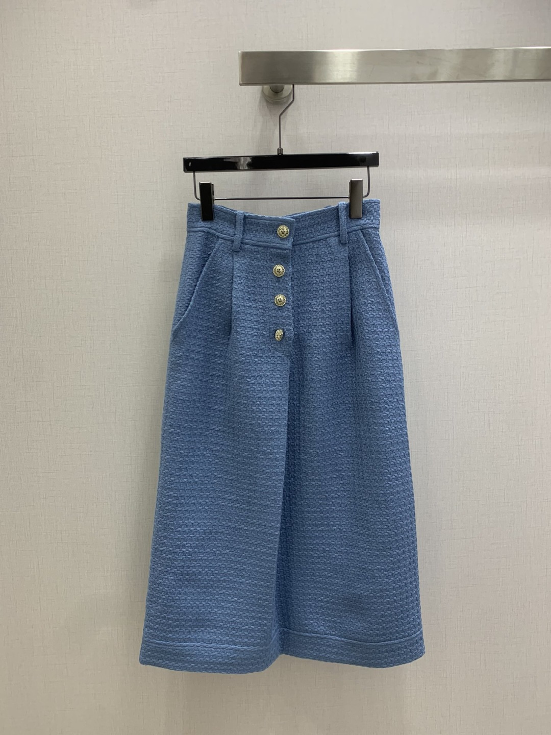 NO:686713,Highly recommended CHA*2025 new autumn and winter lapel short coat button pleated long skirt separately batched  Customized YB imported woolen cotton woolen material, high-end texture, woven texture showing plaid pattern, exquisite details and full appearance, lapel short jacket style, large lapel button placket chest contour line design, fit the human body and modify the shoulders and neck, making the body more visible  The posture is slender and straight. The short top exposes the waistline, creating a well-proportioned figure. The overall shape is full of gold and gold. Paired with the mid-length straight slit skirt of the same series, it modifies the shape of the legs. The complete set perfectly demonstrates elegance and charm, is high-end and stylish. One color  SML code high quality,,skirts,jackets & coats,19860909强烈推荐 CHA*2025秋冬新款 翻领短款外套纽扣压褶长半裙 分开批 定制YB进口粗纺棉毛呢材质,质感高级,编织肌理呈现格纹走向,细节精致品相十足,翻领短款外套版型,大翻领纽扣开襟胸前轮廓线设计,贴合人体修饰肩颈,更显身姿纤细挺拔,短款上衣露出腰线,打造好比例好身材,整体造型千金感十足,搭配同系列中长款直筒开衩半身裙,修饰腿型,成套完美演绎优雅魅力,高级且洋气.一个色 SML码 高品,,skirts,jackets & coats,,Women's clothing