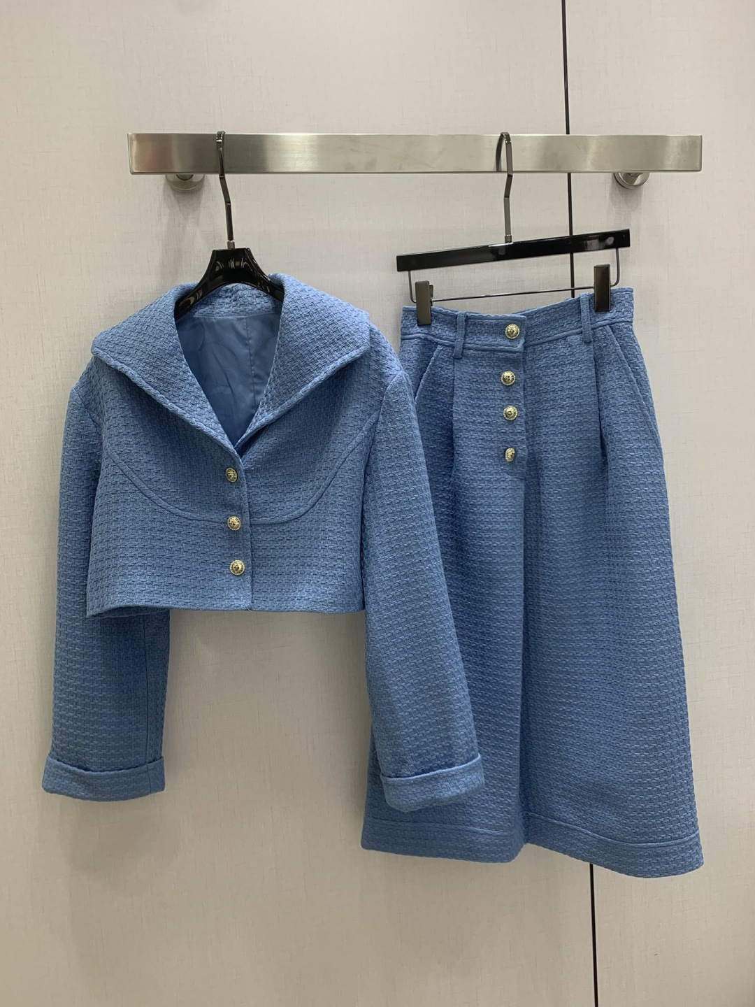 NO:686709,Highly recommended CHA*2025 new autumn and winter lapel short coat button pleated long skirt separately batched  Customized YB imported woolen cotton woolen material, high-end texture, woven texture showing plaid pattern, exquisite details and full appearance, lapel short jacket style, large lapel button placket chest contour line design, fit the human body and modify the shoulders and neck, making the body more visible  The posture is slender and straight. The short top exposes the waistline, creating a well-proportioned figure. The overall shape is full of gold and gold. Paired with the mid-length straight slit skirt of the same series, it modifies the shape of the legs. The complete set perfectly demonstrates elegance and charm, is high-end and stylish. One color  SML code high quality outerwear, skirts, jackets & coats,19860909强烈推荐 CHA*2025秋冬新款 翻领短款外套纽扣压褶长半裙 分开批 定制YB进口粗纺棉毛呢材质,质感高级,编织肌理呈现格纹走向,细节精致品相十足,翻领短款外套版型,大翻领纽扣开襟胸前轮廓线设计,贴合人体修饰肩颈,更显身姿纤细挺拔,短款上衣露出腰线,打造好比例好身材,整体造型千金感十足,搭配同系列中长款直筒开衩半身裙,修饰腿型,成套完美演绎优雅魅力,高级且洋气.一个色 SML码 高品质外,,skirts,jackets & coats,,Women's clothing