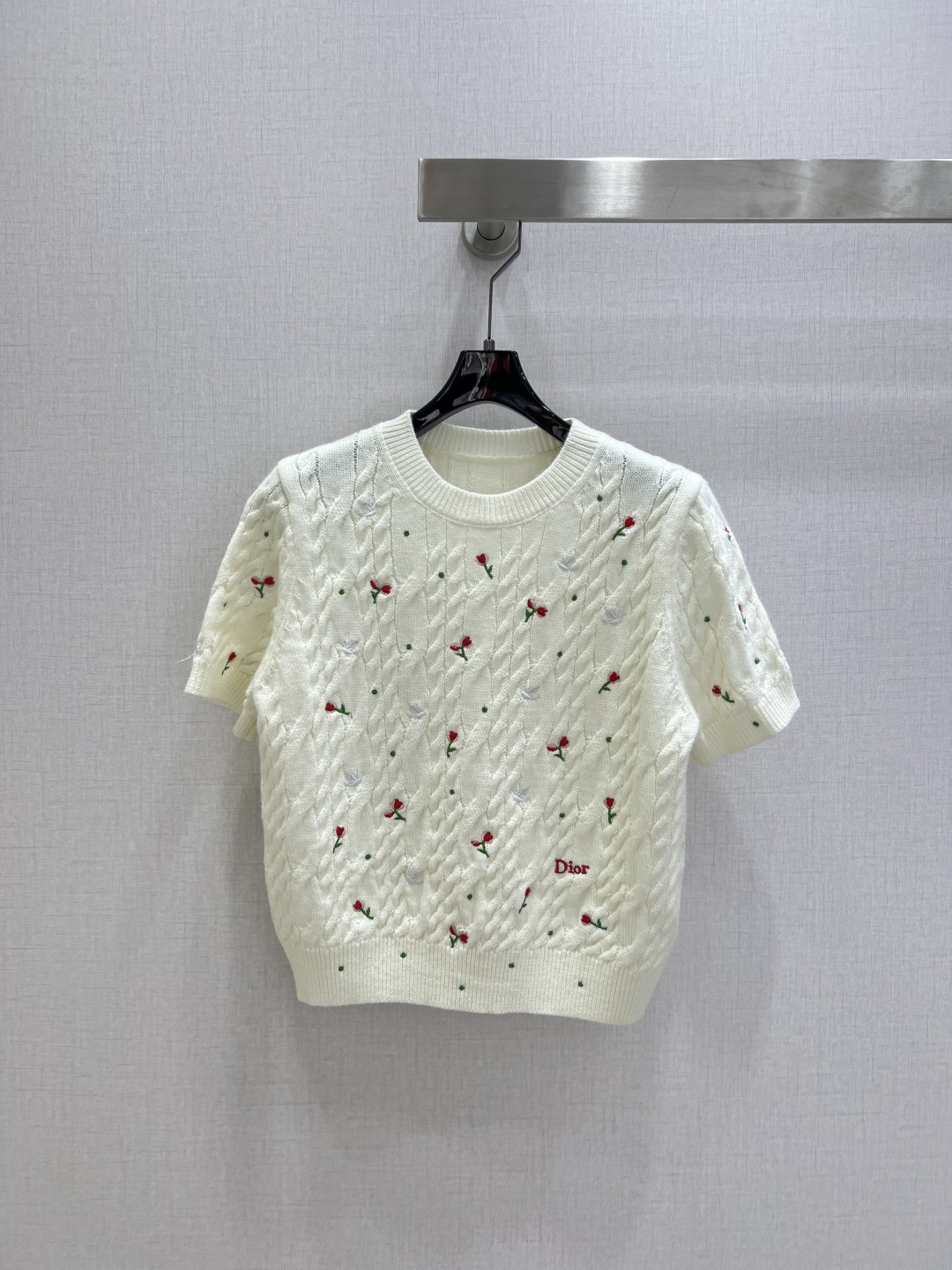 NO:687322,Highly recommended DIO*2025 new autumn and winter round neck short-sleeved cashmere short-sleeved top, round neck twist knitted design with small flower embroidery, loose fit, exquisite small flower embroidery embellishment, soft and comfortable feel, very versatile with skirts or trousers!  One color SML code high quality ABC,,dior,skirts,T-shirt,19860909强烈推荐 DIO*2025秋冬新款 圆领短袖羊绒短袖上衣 小花刺绣款圆领麻花编织设计 宽松版型 精美小花刺绣点缀 手感柔软舒适 搭配裙装或裤装都很百搭！一个色 SML码 高品质ABC,,dior,skirts,T-shirt,,Women's clothing