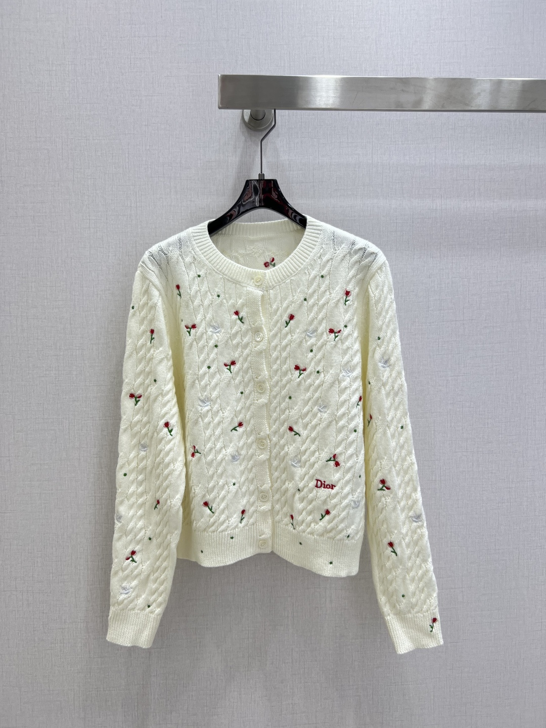 NO:687339,Highly recommended DIO*2025 new autumn and winter cashmere round neck cardigan jacket, round neck twist knitting design with small flower embroidery, loose fit, exquisite small flower embroidery embellishment, soft and comfortable feel, very versatile with skirts or trousers!  One color SML code high quality ABC,,dior,skirts,jackets & coats,19860909强烈推荐 DIO*2025秋冬新款 羊绒圆领开衫外套 小花刺绣款圆领麻花编织设计 宽松版型 精美小花刺绣点缀 手感柔软舒适 搭配裙装或裤装都很百搭！一个色 SML码 高品质ABC,,dior,skirts,jackets & coats,,Women's clothing