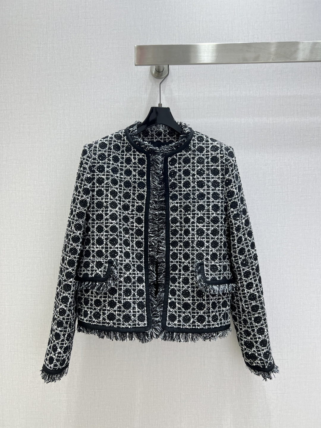 NO:687331,Highly recommended Dio* 2025 autumn and winter new style. Round neck cannage pattern fringed jacket cannage pattern fringed long skirt. Separate batches. Customized imported thread-woven twill cotton material. Processing to present a tweed cannage pattern texture. Adjustable decoration with CD letter placket on the front to highlight the brand tone. Tassel processing on the hem echoes the cuffs and adds layering to the look. Development of surface accessories. Round neck cardigan tailoring to make the outfit more advanced and relaxed. One color SML code.  High quality outerwear, dior, skirts, jackets & coats,19860909强烈推荐 Dio* 2025秋冬新款 圆领藤格纹流苏外套藤格纹流苏长半裙 分开批 定制进口线织斜纹棉材质 工艺处理 呈现出粗呢藤格纹肌理 前襟CD字母襟扣调节装饰 彰显品牌调性 衣摆流苏边处理 呼应袖口 增添造型层次感 面辅料开发 圆领开衫剪裁 让穿搭更为高级松弛 一个色 SML码 高品质外,,dior,skirts,jackets & coats,,Women's clothing