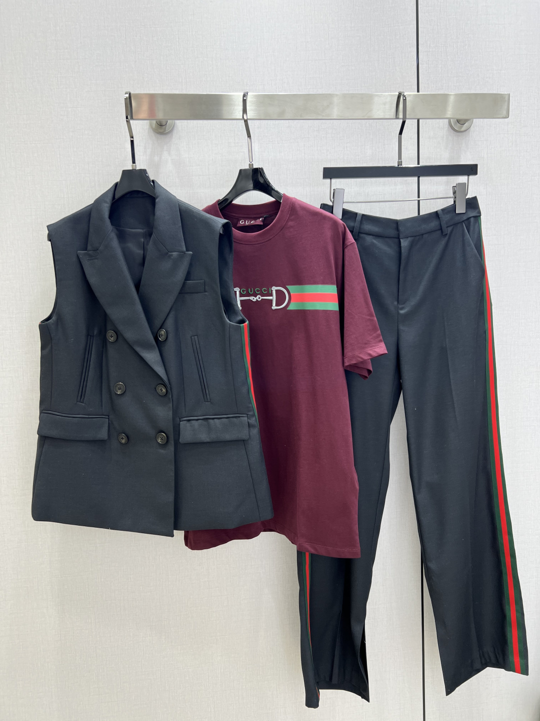 NO:687327,Highly recommended GUC*2025 new autumn and winter silhouette suit vest trousers suit  Customized YB imported wool blend material, high-quality texture, smooth and stylish, micro-A profile sleeveless vest suit straight wide-leg trousers suit, sleeveless double-breasted vest neat and elegant, the red and green webbing on the side of the pants is a classic finishing touch, the simple version is full of details, easy to wear the fashionable style of high-end commuting, the style is coordinated and unified, deepen the brand memory, the first choice for daily commuting and attending events, aura and charm. One color SMLXL code  High quality ABC,,gucci,business suit,19860909强烈推荐 GUC*2025秋冬新款 廓形西装马甲长裤套装 定制YB进口羊毛混纺材质,质感光泽高级,垂顺有型,微A廓形无袖马甲西装直筒阔腿长裤套装,无袖双排扣马甲利落又大气,裤侧的红绿织带是经典点睛之笔,简约版型里藏着满满的细节感,轻松穿出高阶通勤的时髦范儿,风格协调统一,加深品牌记忆点,日常通勤与出席活动穿搭首选,气场魅力.一个色 SMLXL码 高品质ABC,,gucci,business suit,,Women's clothing