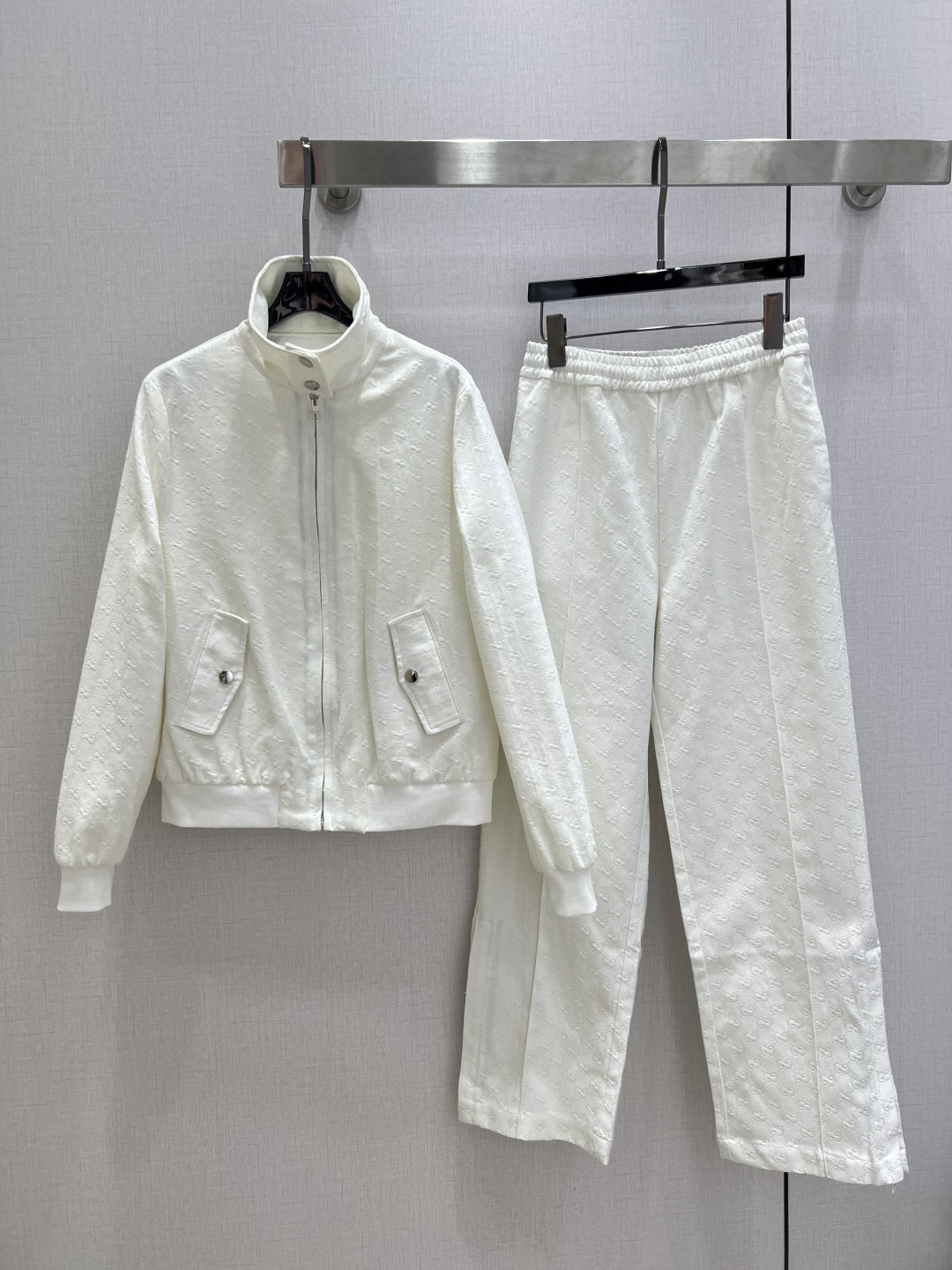 NO:687319,Highly recommended GUC* 2025 new autumn and winter jacquard dark pattern zipper jacket suit, customized YB imported jacquard cotton material, high-end texture, full appearance, full printed presbyopia white suit is so heartwarming!  The delicate jacquard craftsmanship makes the classic double G pattern low-key and high-end. The lapel jacket is paired with leggings, which exudes a sense of sophistication in casual wear. It gives a lazy and noble atmosphere. It is very suitable for daily outings or casual wear. The zipper is adjustable for easy putting on and taking off. The hem has elastic elastic pleats. The symmetrical flap pockets are full of texture. The front is lined with red and green webbing to add details and highlights. The complete set is fashionable and stylish. One color SMLXL code  High quality ABC,,gucci,jackets & coats,19860909强烈推荐 GUC*2025秋冬新款 提花暗纹拉链夹克套装 定制YB进口提花全棉材质,质感高级,品相十足,满印老花白色套装太戳心了！细腻的提花工艺让经典双G图案低调又高级,翻领夹克搭配束脚裤的版型,休闲中透着精致感,穿上就是慵懒又贵气的氛围感,日常出街或轻松穿搭都超合适,拉链调节轻松穿脱,下摆弹力松紧褶皱,对称翻盖口袋细节质感拉满,前襟内衬红绿织带,增加细节亮点,成套穿搭时髦且洋气.一个色 SMLXL码 高品质ABC,,gucci,jackets & coats,,Women's clothing