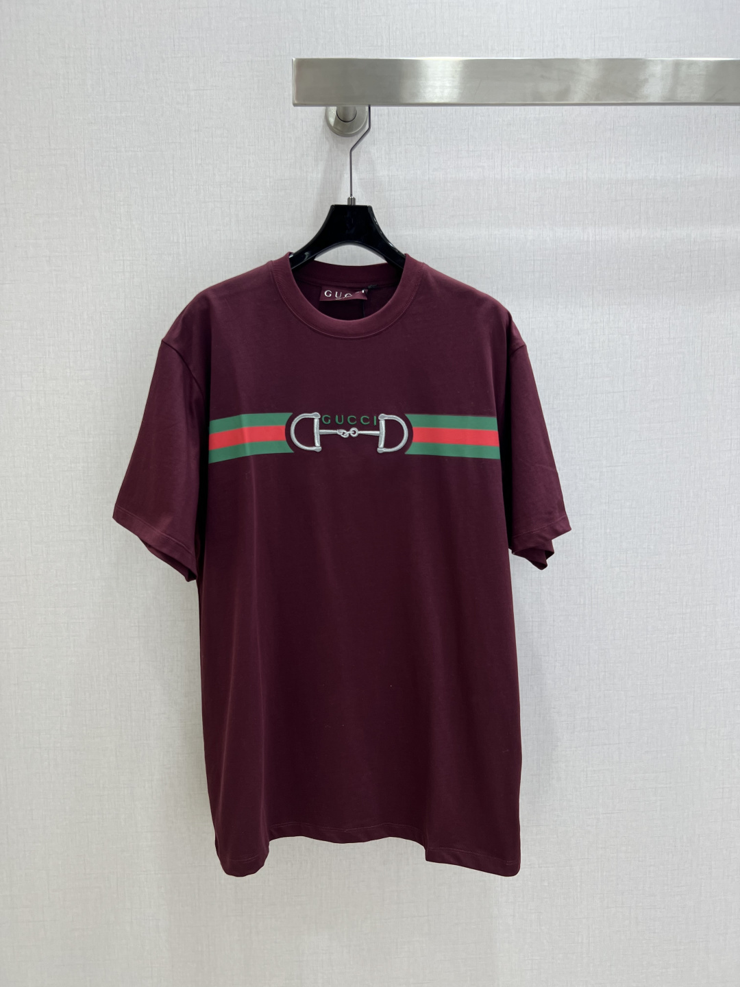 NO:687312,Highly recommended GUC*2026 early spring new style webbing contrast color short-sleeved T-shirt  New Year of the Horse New Year series is on sale #Customized YB native cotton material, breathable and comfortable, full of texture, loose short-sleeved T-shirt cut, made of heavyweight pure cotton, full of drape, showing a slimming and fashionable dressing effect, decorated with printed red and green webbing contrast processing on the chest.  The center embroidered horsebit letter logo decoration reflects the founding origin of Gucc equestrian, and also has the connotation of the Chinese New Year of the Horse. The style is instantly improved, and the sense of fashion and high-end is immediately apparent. It creates a personalized style, is fashionable and relaxed, and is stylish when worn alone or inside. One color  SML code high quality ABC,,gucci,T-shirt,tees,t-shirt,19860909强烈推荐 GUC*2026早春新款 织带撞色短袖T恤 马年贺岁系列全新发售#定制YB原生全棉材质,透气舒适,质感十足,宽松短袖T恤裁剪,采用克重纯棉制成,垂坠感十足,呈现显瘦时尚穿搭效果,胸前饰以印花红绿织带撞色处理,居中刺绣马衔扣字母徽标装饰,体现Gucc马术创始起源,同时兼具中国马年新年贺岁蕴意,格调瞬间提升,时尚高级感立现,打造个性风格,时髦松弛,单穿内搭都出彩时髦.一个色 SML码 高品质ABC,,gucci,T-shirt,tees，t-shirt,,Women's clothing