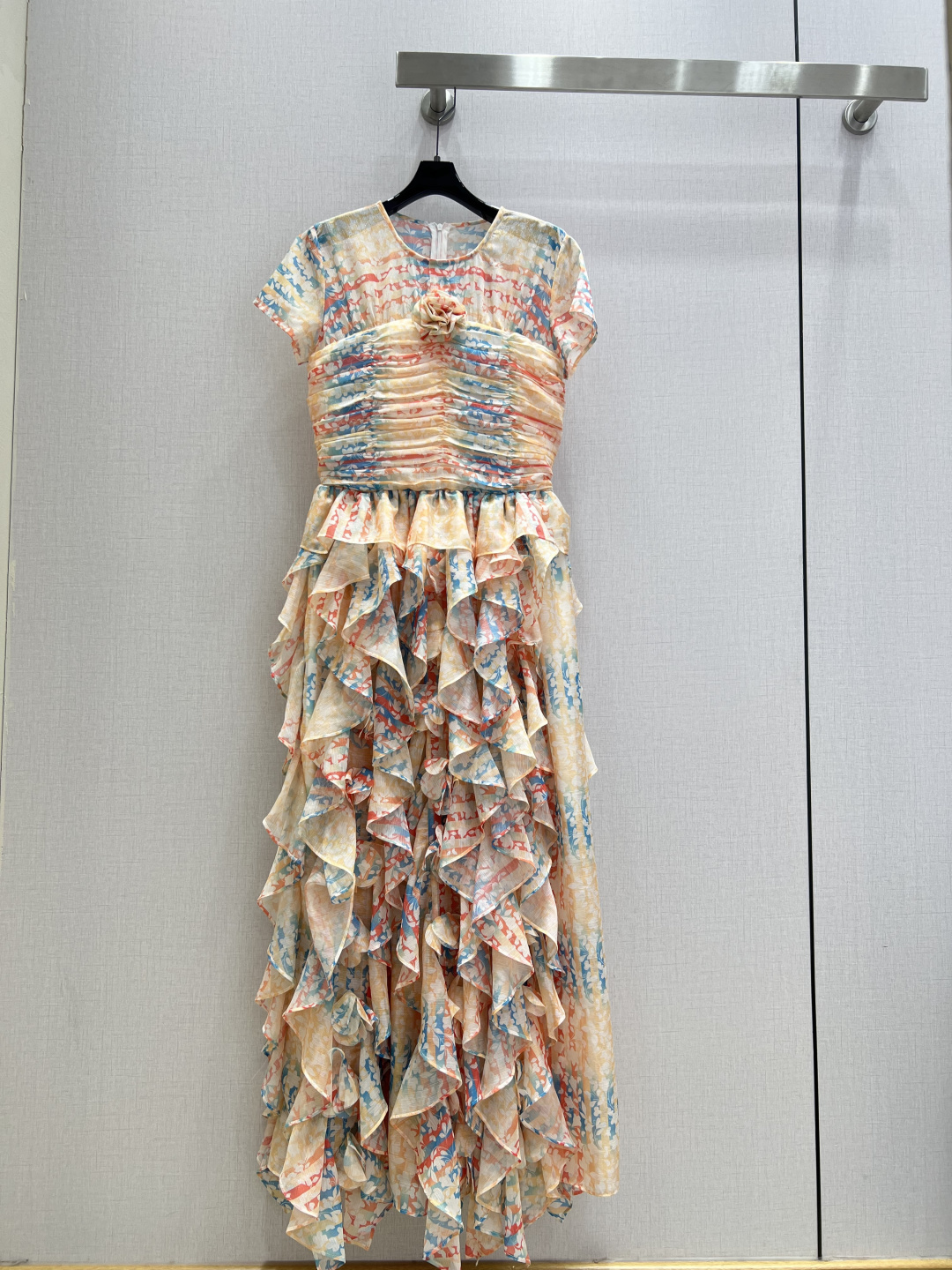 NO:687306,Highly recommended CHA*2026 early spring new reactive printed short-sleeved dress. Customized YB imported silk spinning material, light texture, soft and skin-friendly, round neck short-sleeved dress version, blooming floral flowers is simply romantic in itself!  The watercolor smudge of pink orange and light blue is gentle and dreamy. The pleated texture is matched with the layered ruffle skirt, which sways a spirit of fairyland when walking. The camellia decoration on the chest is the finishing touch. The romance and delicacy of French elegance are carved into every detail. Wearing it is like a walking spring oil painting. The chest and waist are horizontally pleated, and the waist is nipped to show off the buttocks to modify the figure. The outfit is more refined. It is the first choice for early spring vacation. One color SML code  High quality ABC,,skirts,T-shirt,real silk,19860909强烈推荐 CHA*2026早春新款 活性印花短袖连衣裙 定制YB进口真丝纺纱材质,质地轻薄,柔软亲肤,圆领短袖连衣裙版型,晕染碎花简直是浪漫本身！粉橘与浅蓝的水彩晕染温柔又梦幻,褶皱肌理搭配层叠荷叶边裙摆,行走间摇曳出灵动仙气,胸口的山茶花装饰更是点睛之笔,把法式优雅的浪漫与精致刻进每一处细节,穿上就是行走的春日油画,胸腰横向褶皱,收腰秀臀修饰身形,穿搭更显精致感,早春度假首选.一个色 SML码 高品质ABC,,skirts,T-shirt,real silk,,Women's clothing