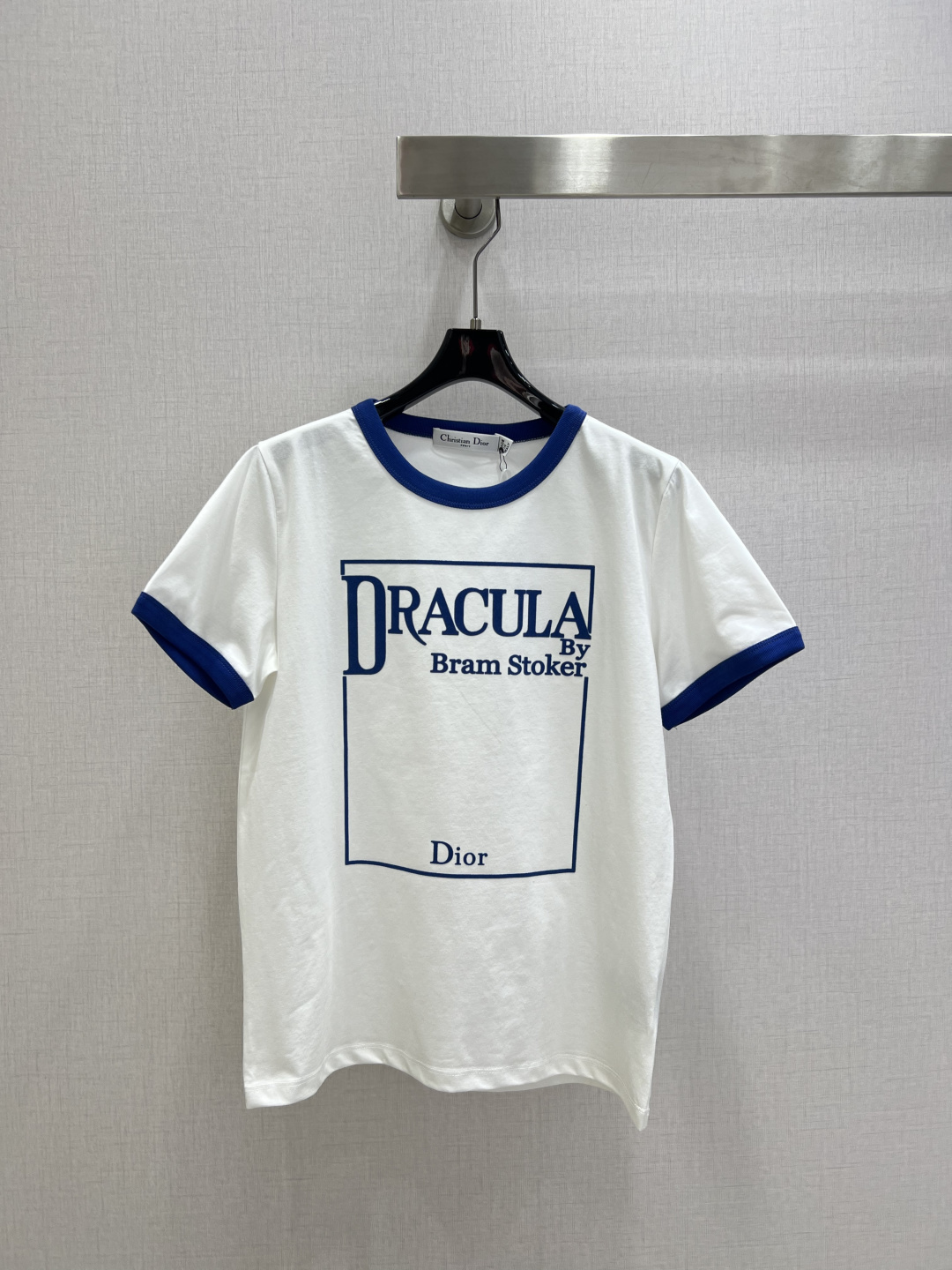 NO:687301,Highly recommended DIO* 2026 early spring new style threaded contrasting round neck logo short-sleeved T-shirt. Customized YB mercerized cotton material, soft and skin-friendly, comfortable and stylish, regular short-sleeved shirt style, the collar and cuffs are echoed with threaded edges, body color collision, front square frame with letter logos of different sizes on the top and bottom, rich layers, fashionable style, regular fit, tolerant, easy to control for daily travel or gatherings. Two colors SML code  High quality ABC,,dior,T-shirt,tees,t-shirt,19860909强烈推荐 DIO*2026早春新款 螺纹撞色圆领徽标短袖T恤 定制YB丝光全棉材质,柔软亲肤,舒适有型,常规短袖恤版型,领口与袖口呼应以螺纹包边,大身色彩碰撞,正面方形外框上下大小不一的字母徽标,层次丰富,风格时尚气质,常规版型,包容身材,日常出行或聚会轻松驾驭.两个色 SML码 高品质ABC,,dior,T-shirt,tees，t-shirt,,Women's clothing