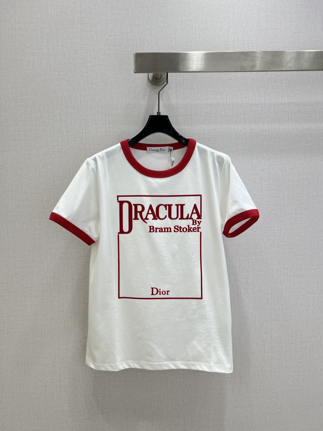 NO:687296,Highly recommended DIO* 2026 early spring new style threaded contrasting round neck logo short-sleeved T-shirt. Customized YB mercerized cotton material, soft and skin-friendly, comfortable and stylish, regular short-sleeved shirt style, the collar and cuffs are echoed with threaded edges, body color collision, front square frame with letter logos of different sizes on the top and bottom, rich layers, fashionable style, regular fit, tolerant, easy to control for daily travel or gatherings. Two colors SML code  High quality ABC,,dior,T-shirt,tees,t-shirt,19860909强烈推荐 DIO*2026早春新款 螺纹撞色圆领徽标短袖T恤 定制YB丝光全棉材质,柔软亲肤,舒适有型,常规短袖恤版型,领口与袖口呼应以螺纹包边,大身色彩碰撞,正面方形外框上下大小不一的字母徽标,层次丰富,风格时尚气质,常规版型,包容身材,日常出行或聚会轻松驾驭.两个色 SML码 高品质ABC,,dior,T-shirt,tees，t-shirt,,Women's clothing