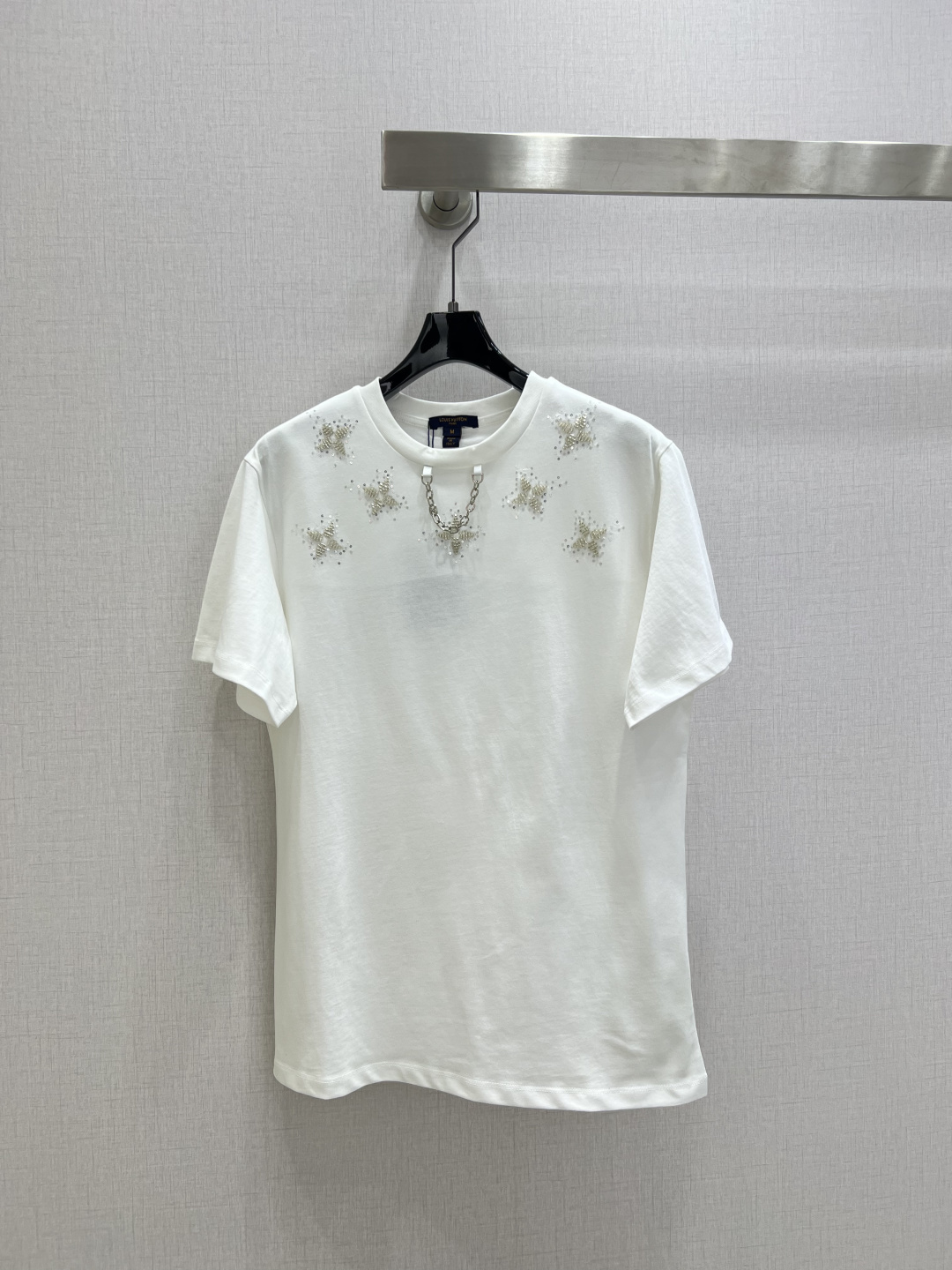 NO:687315,Highly recommended LV*2026 early spring new round neck beaded four-leaf clover chain short-sleeved T-shirt  Customized YB mercerized cotton material, breathable and comfortable, full of texture. Regular short-sleeved T-shirt cut. The simple black base makes the starburst diamond on the chest particularly eye-catching. The fine beaded surface shines brightly in the light and shadow. The design with metal chain adds a cool accent. The basic T-shirt instantly transforms into an eye-catching tool. It is versatile for daily wear but also hides a sense of casual sophistication. It is stylish when worn alone. Two colors  SML code high quality ABC,,louis vuitton,T-shirt,tees,t-shirt,19860909强烈推荐 LV*2026早春新款 圆领钉珠四叶草链条短袖T恤 定制YB丝光全棉材质,透气舒适,质感十足,常规短袖T恤裁剪,简约黑底衬得胸口的星芒烫钻格外亮眼,细碎订珠面在光影里漾出璀璨光泽,搭配金属链条的设计更添酷飒腔调,基础款T恤瞬间变身吸睛利器,日常穿既百搭又藏着不经意的精致感,单穿内搭都出彩时髦.两个色 SML码 高品质ABC,,louis vuitton,T-shirt,tees，t-shirt,,Women's clothing