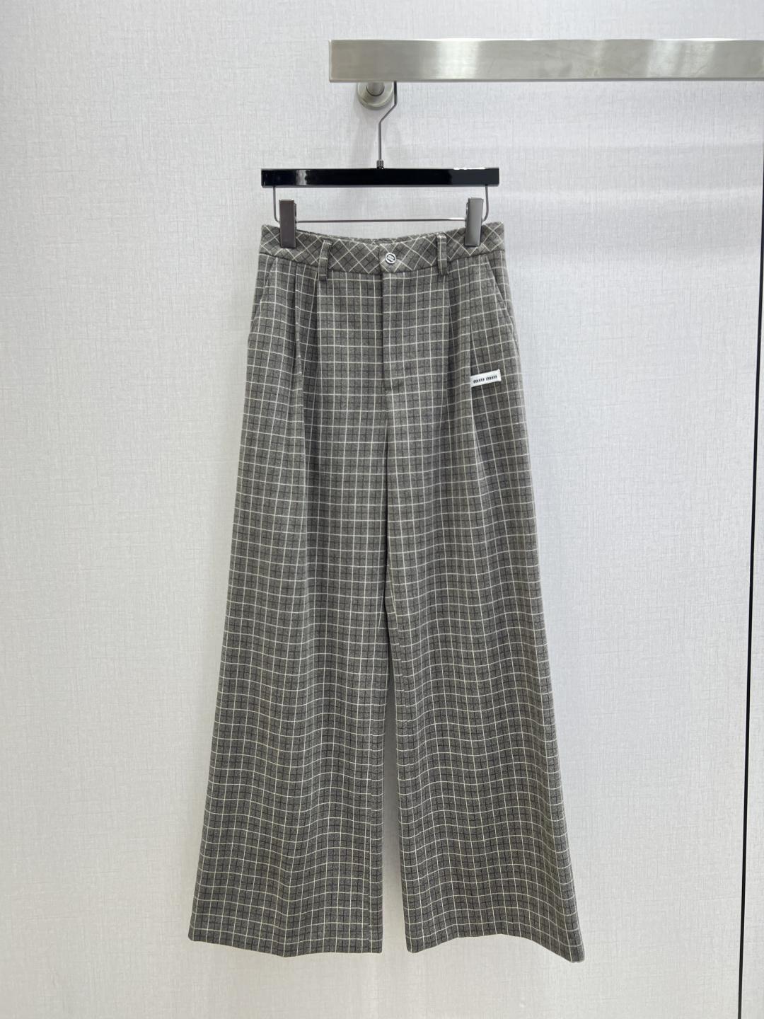 NO:694152,Highly recommend MIU*2025 new autumn and winter plaid pleated Western straight trousers. You are not picky about your body shape. The upper body is particularly good!  The style of matching is also very versatile. Exquisite advanced customization. The texture of the textured fabric is awesome. Retro and elegant. The upper body is cool and handsome, reducing age and fashionable. One color SML code, high quality ABC,,miumiu,19860909强烈推荐 MIU*2025秋冬新款 格纹压褶西直筒长裤 不挑剔身形要求 上身特别赞！搭配的风格也很通吃 精致高级定制 富有肌理感的面料质感超赞 复古优雅 上身酷帅减龄时髦精 一个色 SML码 高品质ABC,,miumiu,,Women's clothing