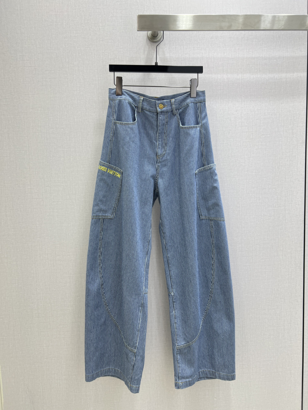 NO:694135,Highly recommended LV* 2025 new autumn and winter striped denim trousers. The whole piece is three-dimensional. It is all-round and refined to be worn by celebrities. The upper body is super covered and the legs are slim. It is a great item to match. It is simple and refreshing. It has a refreshing and fashionable sense of high-end. It is elegant and fashionable in daily life. It is versatile. The color is very beautiful. The fabric is high-end and texture. A must-have for dates and shopping. One color SML code. High quality ABC, Louis Vuitton,19860909强烈推荐 LV*2025秋冬新款 条纹牛仔长裤 整件立体剪裁 全方位精致做明星穿搭 上身超级遮肉显瘦 超拉腿部比例 巨好搭配的单品 简简单单 穿出清爽时髦的高级感 日常优雅又时髦巨百搭 颜色很好看 面料高级又有质感 约会逛街必备 一个色 SML码 高品质ABC,,louis vuitton,,Women's clothing