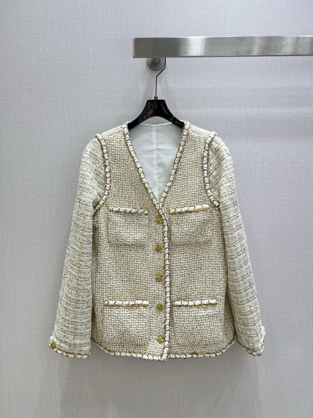 NO:694130,Highly recommended CHA*2025 autumn and winter new style fake two-piece dress jacket with bound edges  Customized YB imported slub woolen material, high-quality texture, full appearance, spliced dress jacket, exquisite three-dimensional tailoring details, more slender figure, V-neck design outlines the delicate neck line, golden and brown interweaving texture with high-end luster, metal buttons with raw edge details, loose version is not flattering but also hides the body, put it on to directly capture the elegant atmosphere of a French socialite, everyday suspenders or sweaters are very stylish and stylish. One color  SML code high quality ABC,,jackets & coats,19860909强烈推荐 CHA*2025秋冬新款 捆边假两件洋装外套 定制YB进口粗纺羊毛呢材质,质感高级,品相十足,洋装拼接外套,立体裁剪细节精致,更显身姿纤细,V领设计勾勒出精致颈部线条,金棕交织的编织纹理自带高级光泽感,金属纽扣搭配毛边镶边细节拉满,宽松版型不挑身材还藏肉,穿上直接拿捏法式名媛的优雅氛围感,日常搭吊带或针织衫都超有腔调,气质时髦.一个色 SML码 高品质ABC,,jackets & coats,,Women's clothing