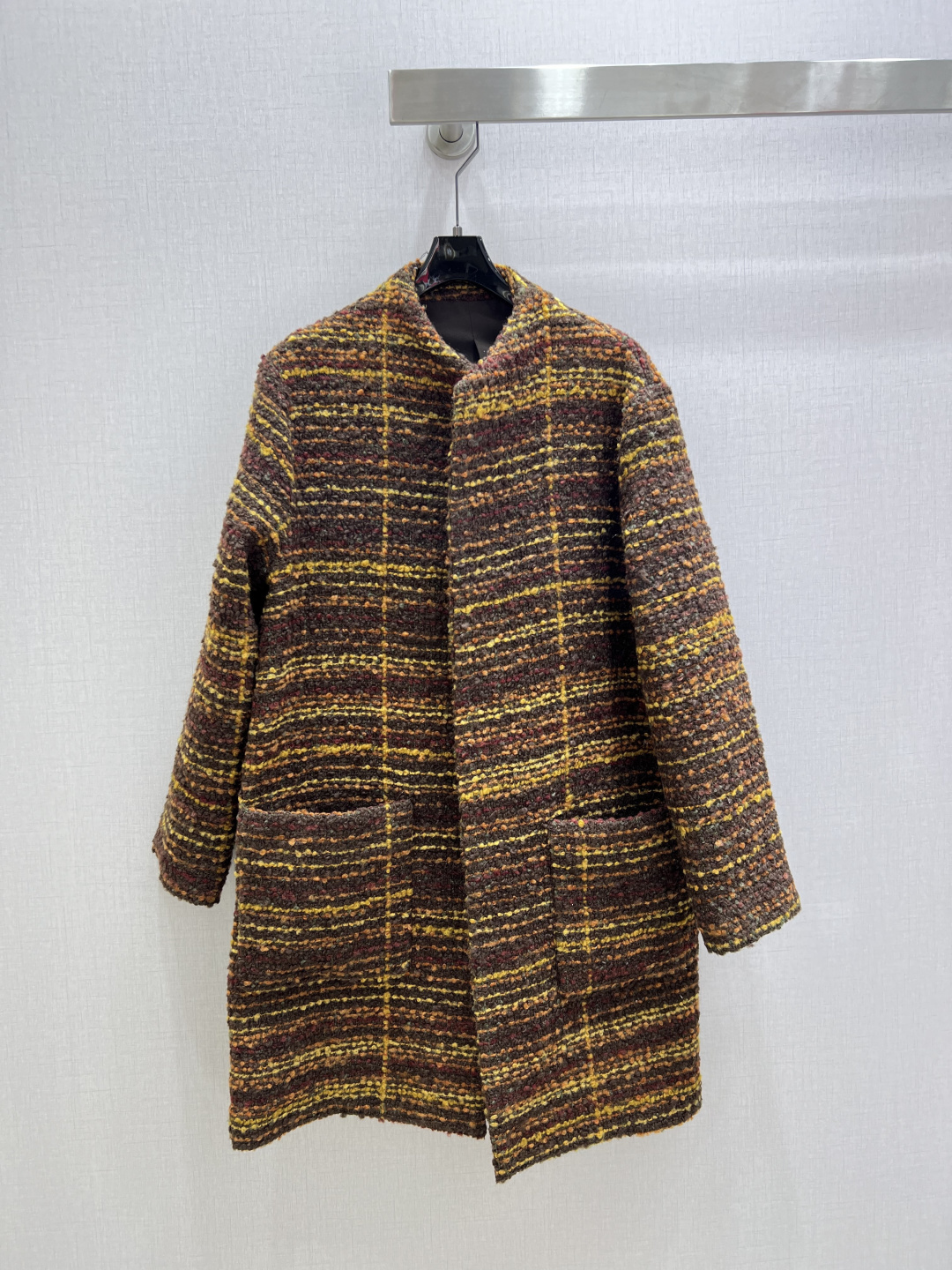 NO:694118,Highly recommended LP*2025 new autumn and winter woven woolen coat  Customized YB imported woolen woolen material, with high-end texture and full appearance. The mid-length high round neck coat has a cocoon-shaped placket to modify the body shape. Three-dimensional cutting makes the body slender and tall. The brown and yellow striped texture has a retro texture and is thick.  The tweed material is thick and high-end, and the loose version with stand-up collar is not flattering on the figure but also hides the flesh. You can wear it casually to create a lazy and exquisite autumn and winter atmosphere. It has a proper temperament. The upper body has a ladylike style and is a perfect interpretation of high-end old money style. One color  SML code high quality ABC,,loro piana,jackets & coats,19860909强烈推荐 LP*2025秋冬新款 编织毛呢大衣外套 定制YB进口粗纺羊毛呢材质,质感高级,品相十足,中长款高圆领大衣外套版型,茧型开襟修饰身形,立体裁剪,让身姿纤细挺拔,棕黄交织的条纹纹理自带复古质感,粗花呢材质厚实又高级,立领宽松版型不挑身材还藏肉,随手一搭就能穿出慵懒又精致的秋冬氛围感,妥妥的气质开挂单,上身名媛格调立显,完美演绎高级老钱风格.一个色 SML码 高品质ABC,,loro piana,jackets & coats,,Women's clothing