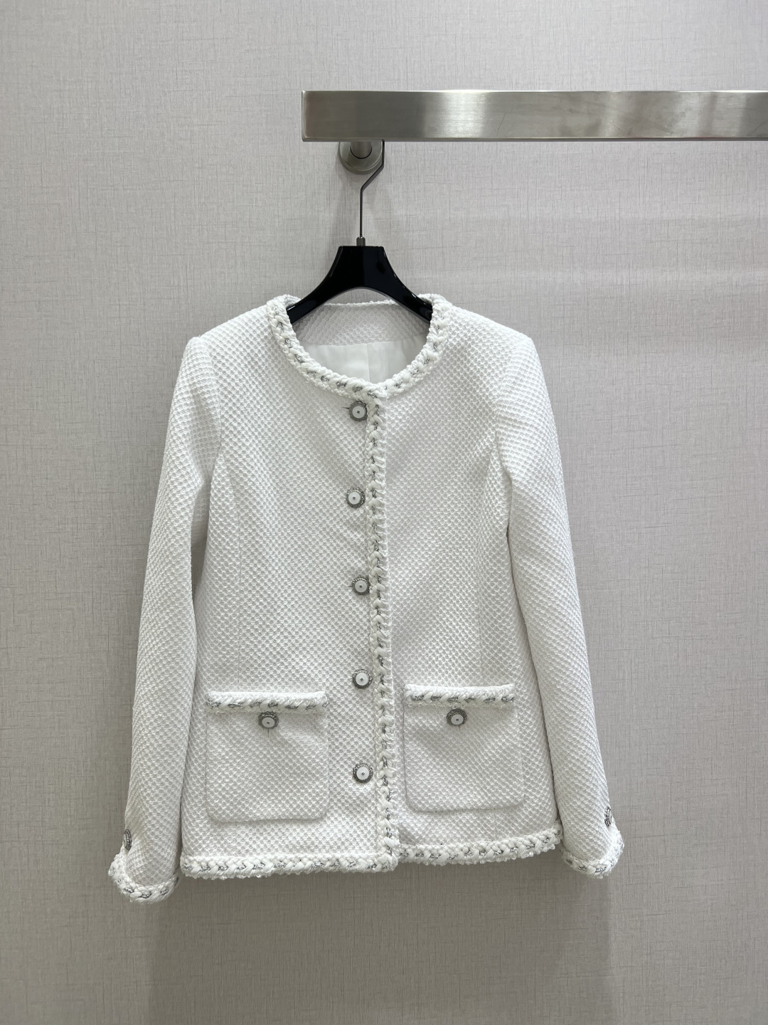 NO:694086,Highly recommended CHA*2025 new autumn and winter round neck hemmed jacket  Customized YB imported woolen woolen material, with high-end texture and full appearance. The round-neck dress jacket style, shoulder pad design fits the human body and makes the figure more slender and straight. The classic black and white two-color interpretation is extremely elegant. The three-dimensional rhombus texture with raw edge design shows ingenuity in the details, and the metal buttons are the finishing touch. The white is fresh and gentle, and the black is calm and atmospheric. Whether worn with a dress or jeans, you can easily wear the exquisite atmosphere of a French socialite with a gentle temperament. Two colors  SML code high quality ABC,,skirts,jeans,jackets & coats,19860909强烈推荐 CHA*2025秋冬新款 圆领捆边外套 定制YB进口粗纺羊毛呢材质,质感高级,品相十足,圆领洋装外套版型,垫肩设计贴合人体,更显身姿纤细挺拔,经典黑白双色诠释极致优雅,立体菱格肌理搭配毛边镶边设计,细节处尽显匠心,金属纽扣更是点睛之笔.白色清新温柔,黑色沉稳大气,不管是搭连衣裙还是牛仔裤,都能轻松穿出法式名媛的精致氛围感,气质温柔.两个色 SML码 高品质ABC,,skirts,jeans,jackets & coats,,Women's clothing